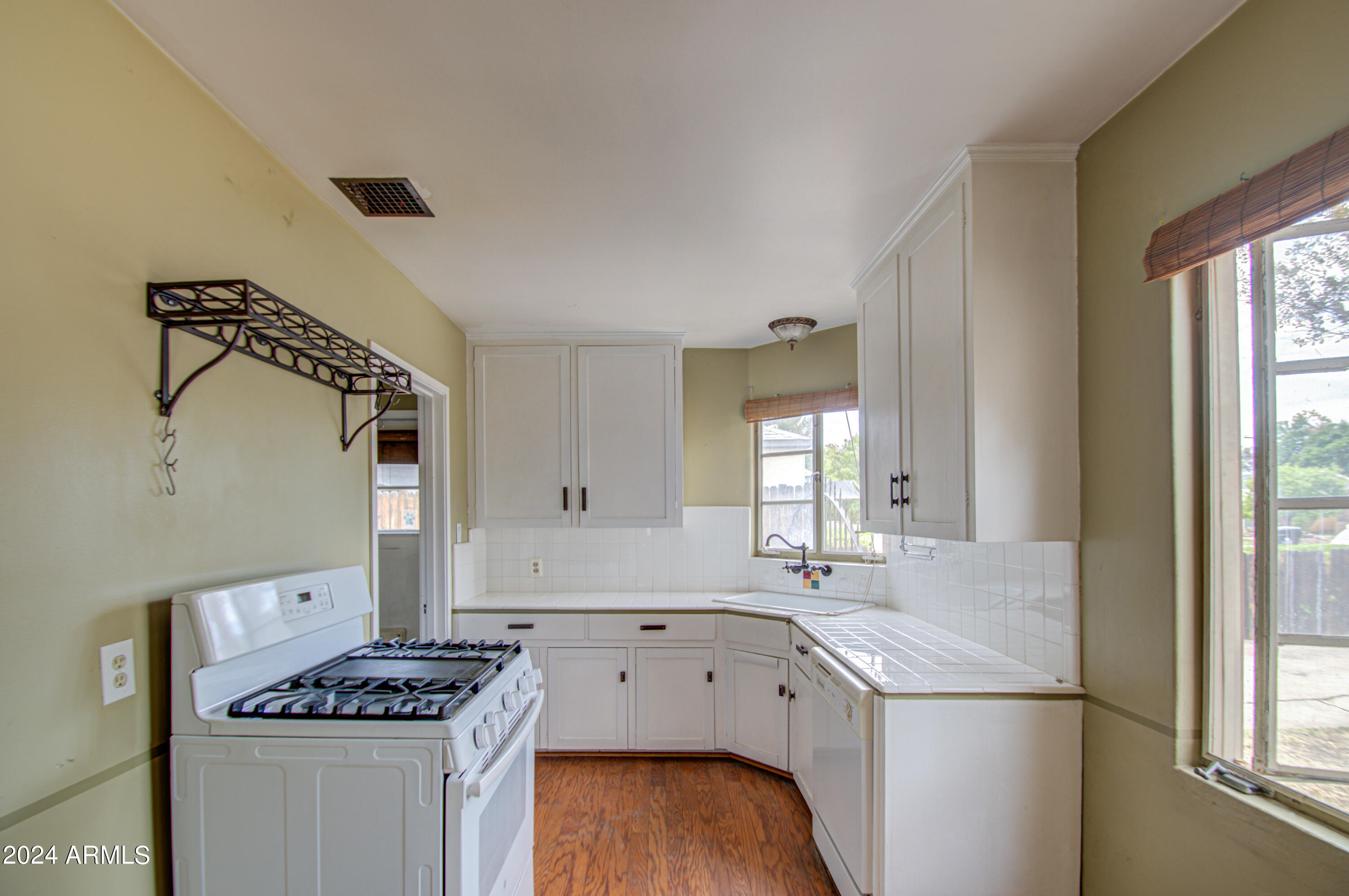 1114 W HEATHERBRAE Drive