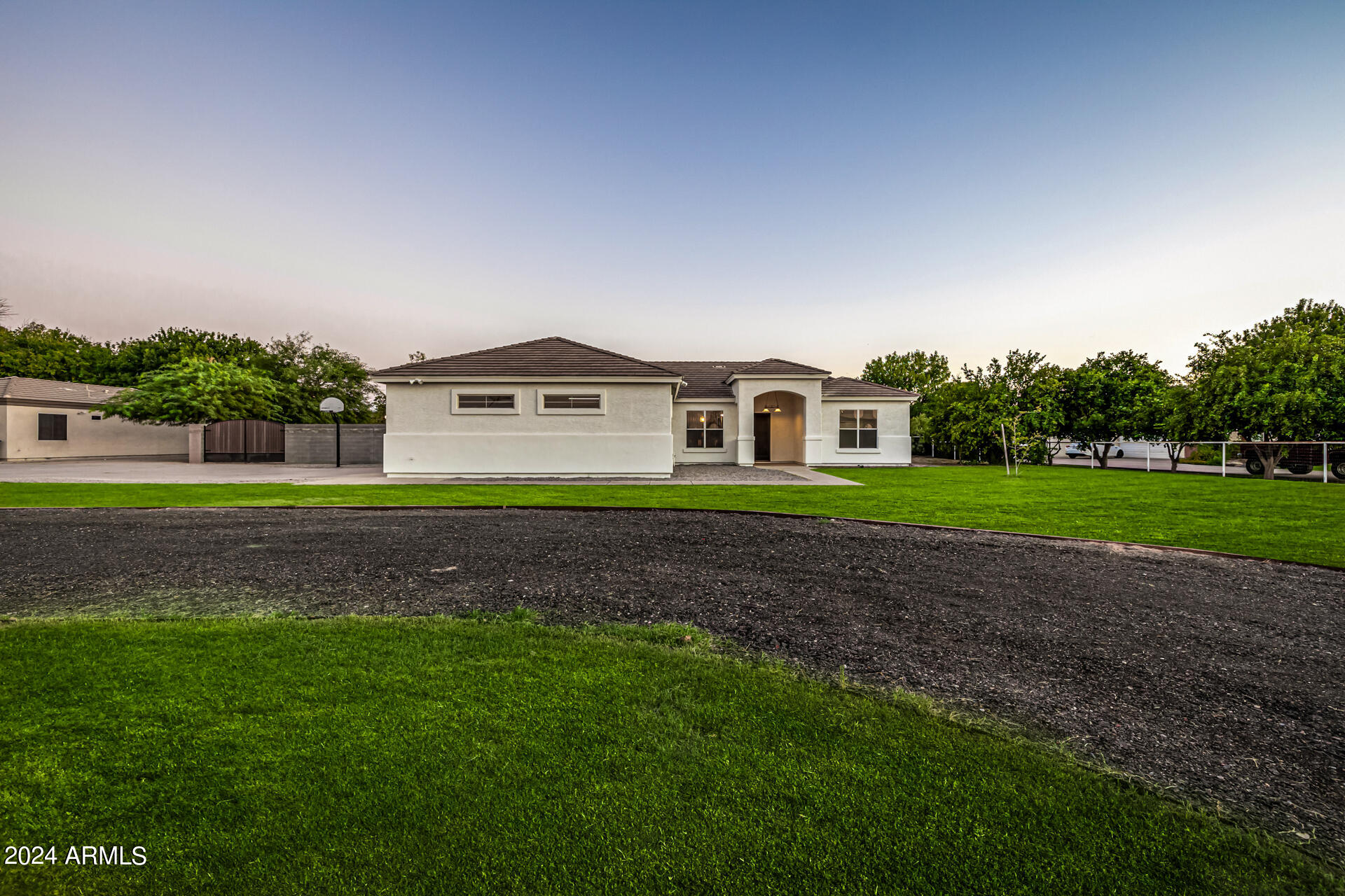 2565 E QUEEN CREEK Road