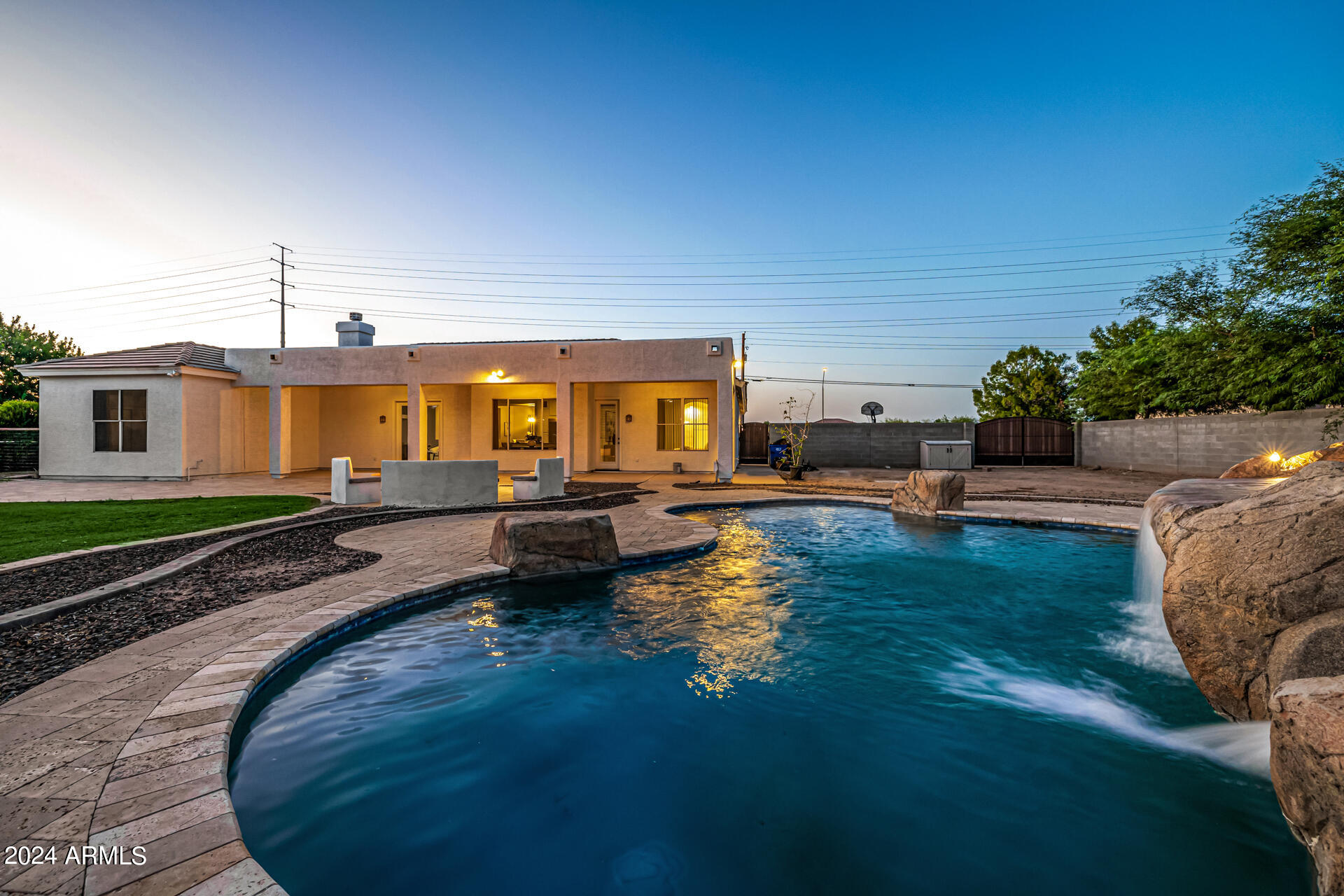 2565 E QUEEN CREEK Road