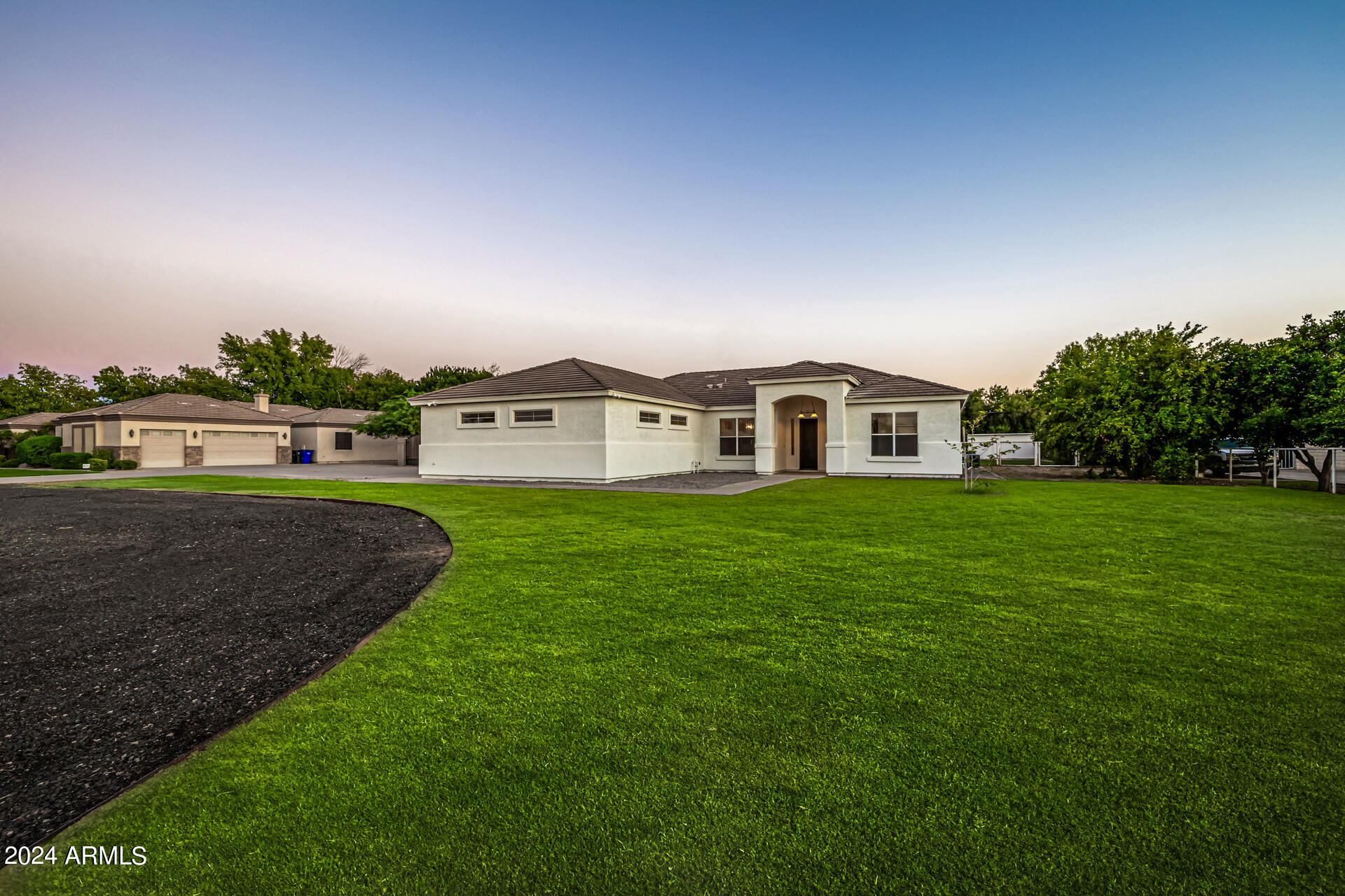 2565 E QUEEN CREEK Road