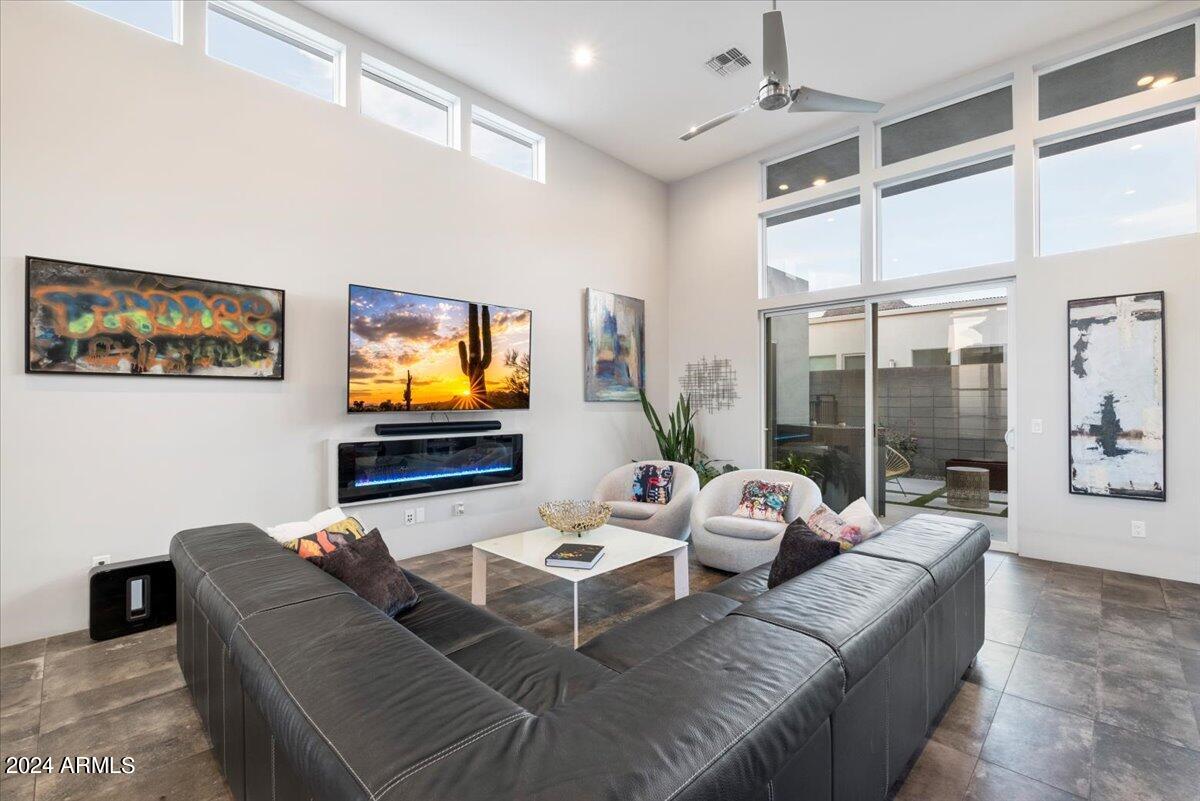 1822 E PALMAIRE Avenue