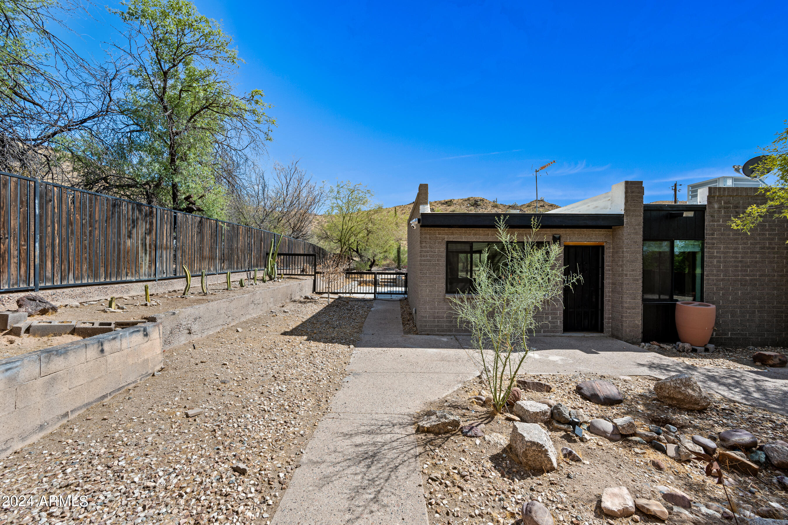 8243 S 40TH Street