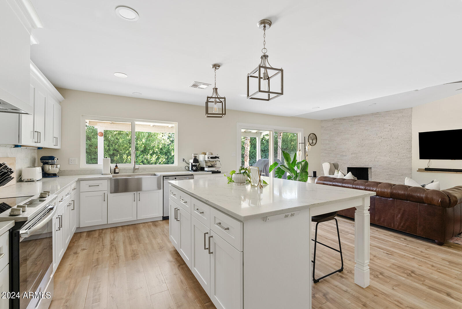 4918 E WINDROSE Drive