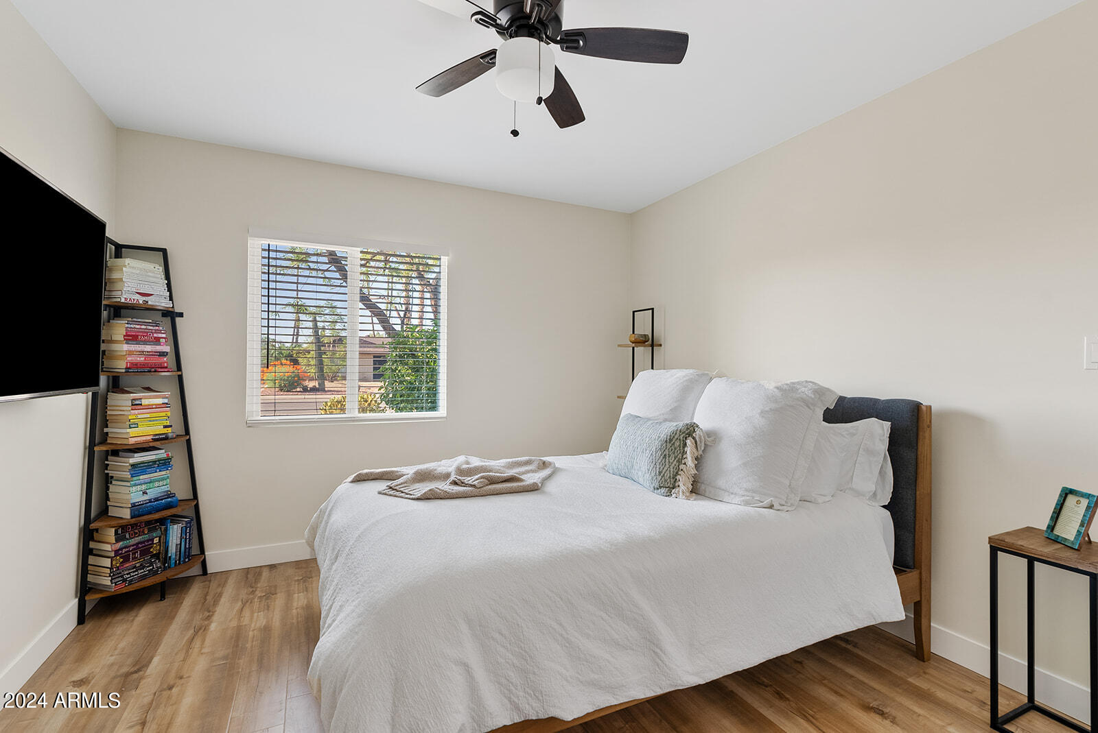 4918 E WINDROSE Drive