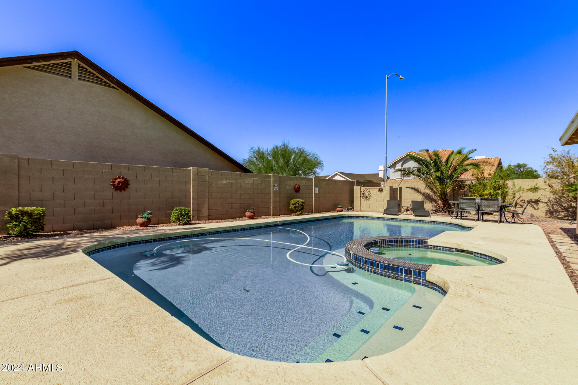 2726 N RICARDO --