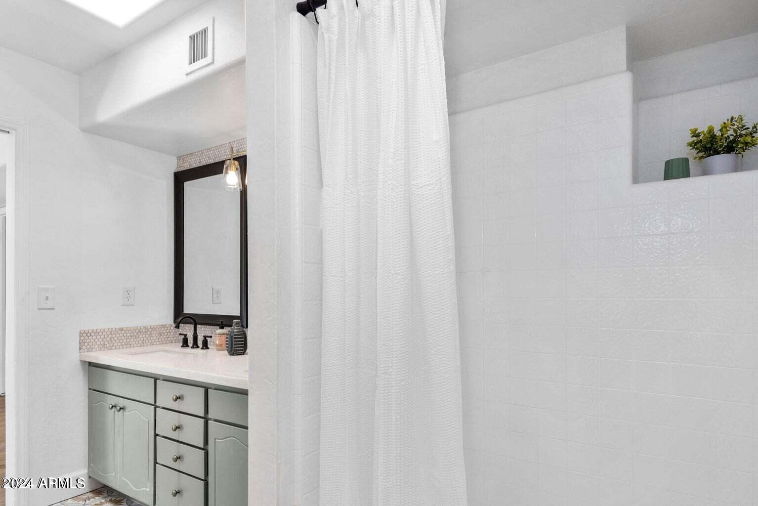 2449 E INGLEWOOD Street