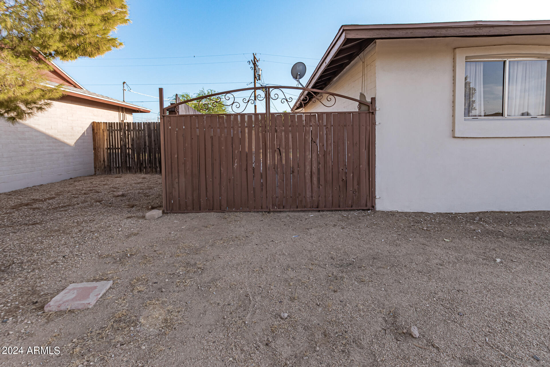 1821 W BEHREND Drive