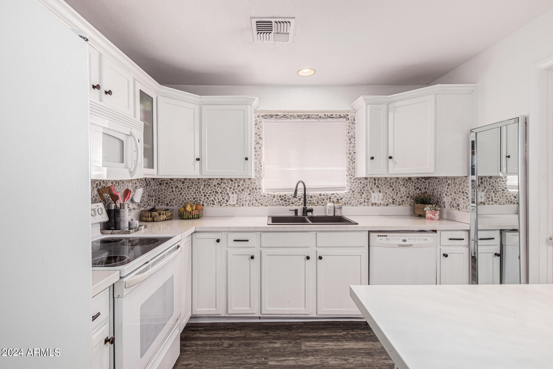 1821 W BEHREND Drive