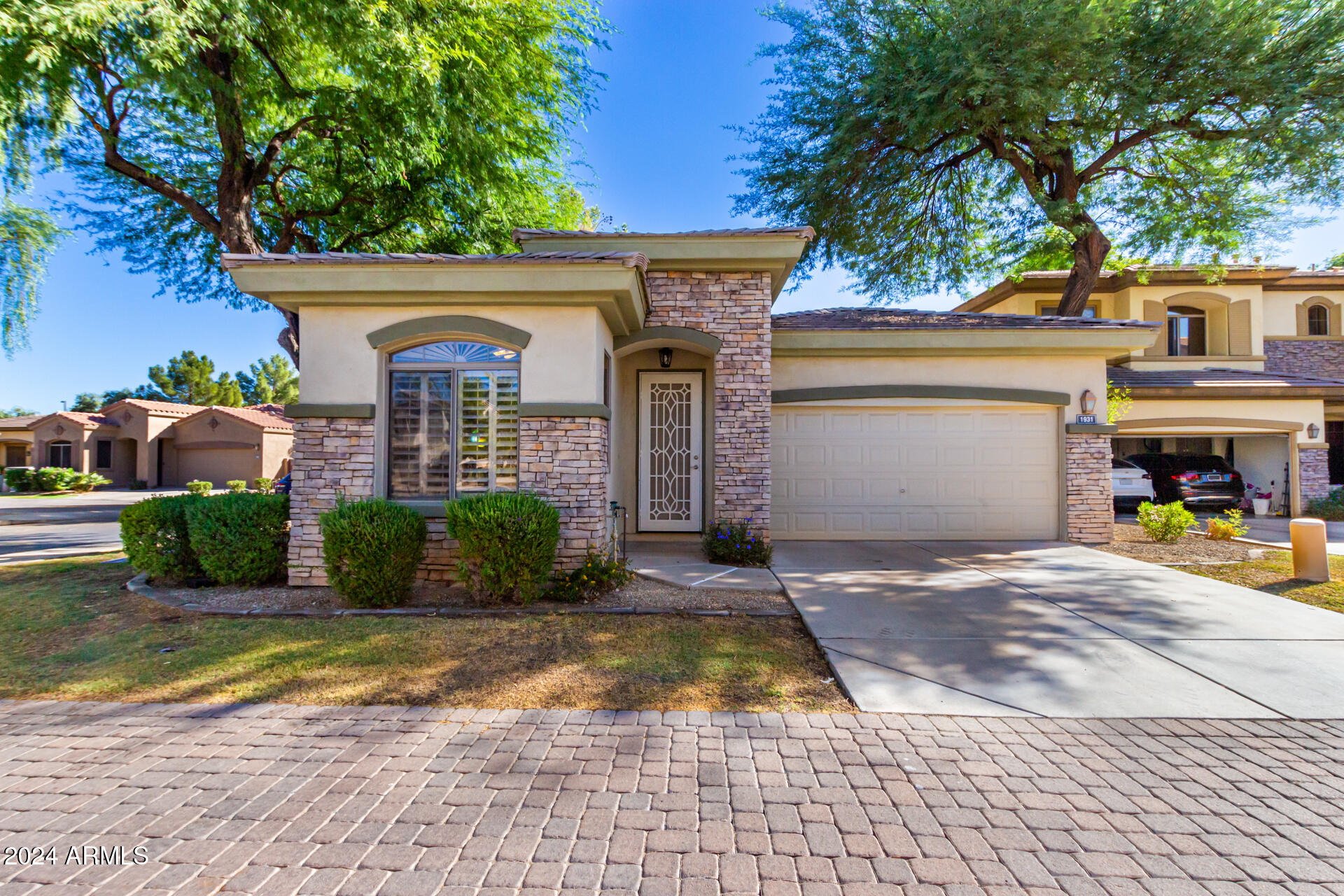 1931 W OLIVE Way