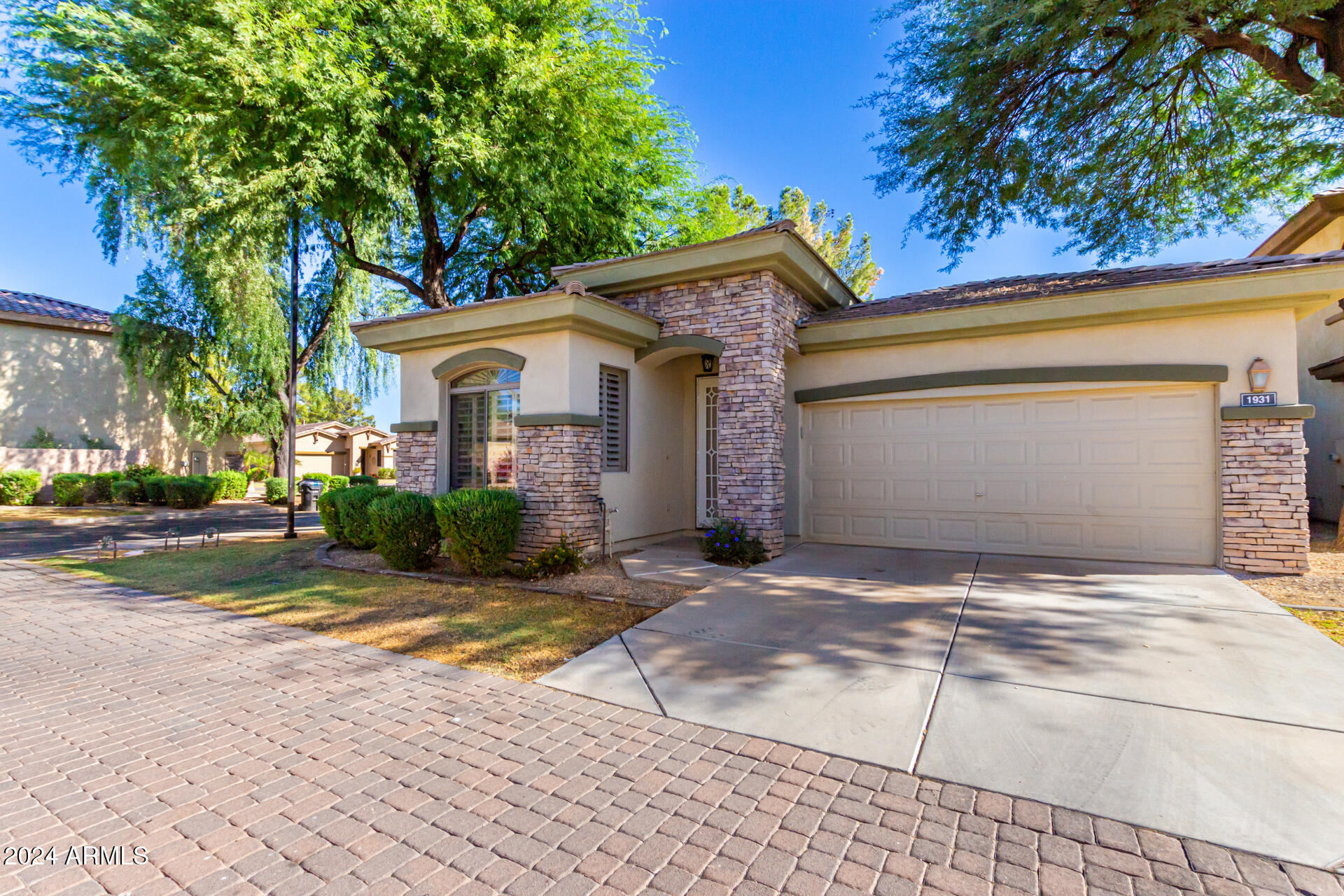 1931 W OLIVE Way