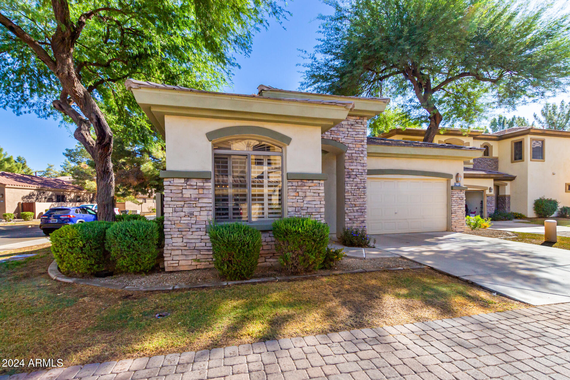 1931 W OLIVE Way