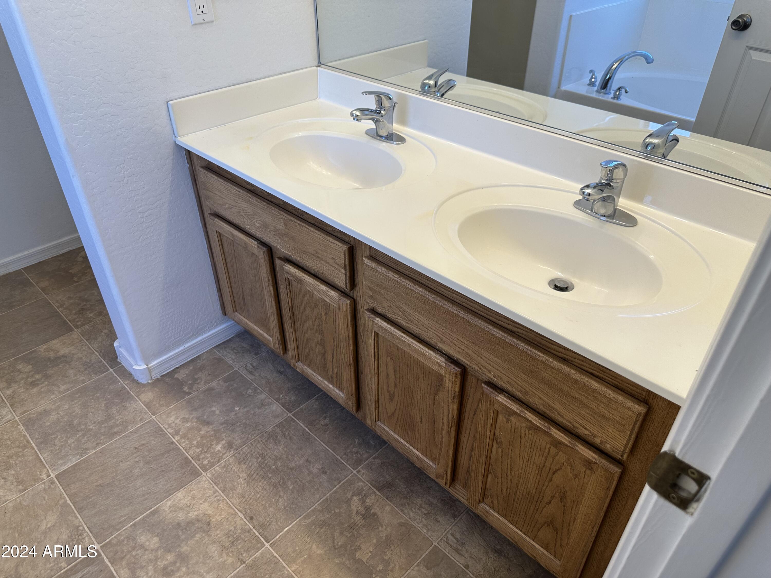 10937 W MINNEZONA Avenue