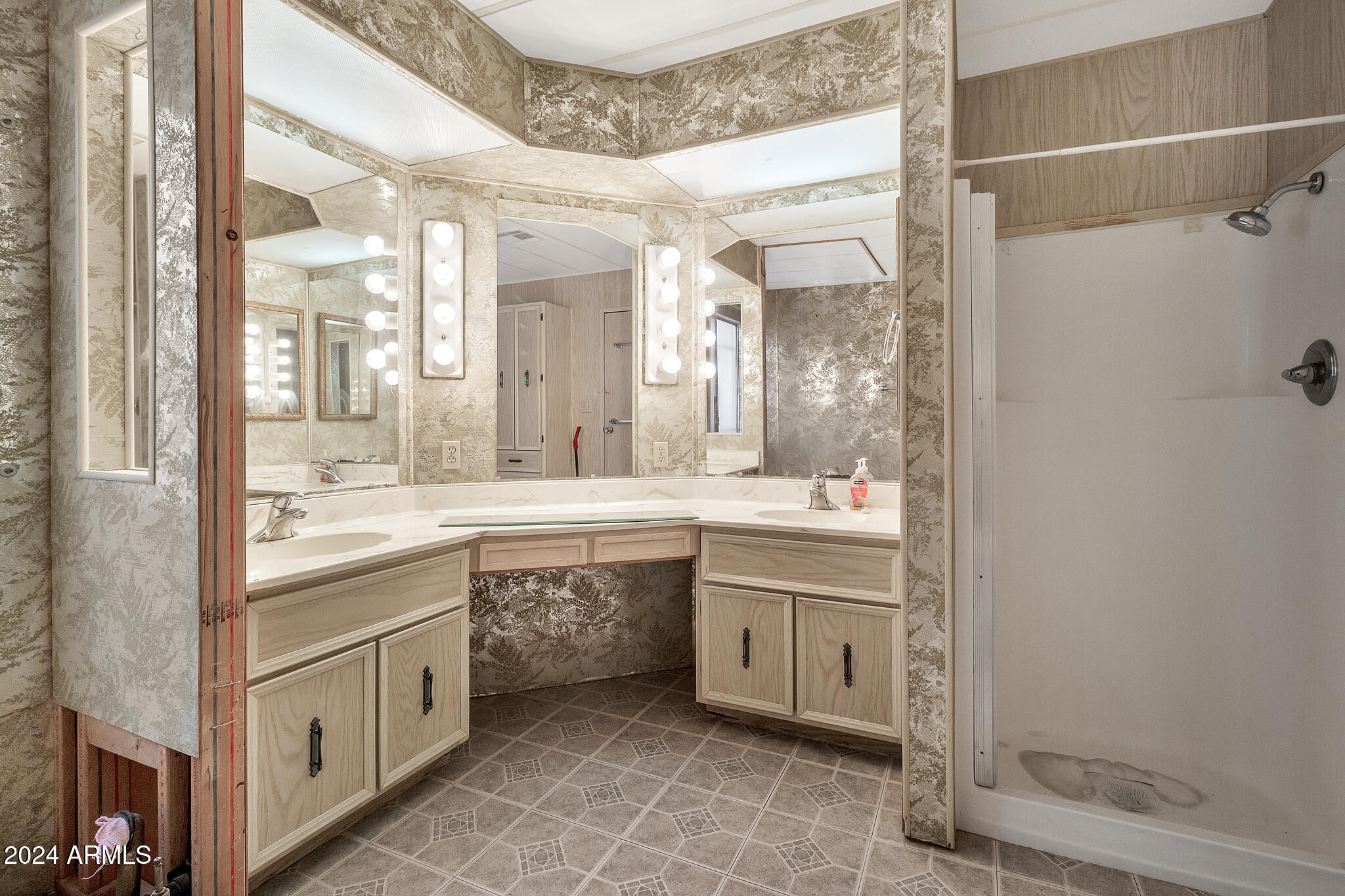 3800 N INDIANA Avenue