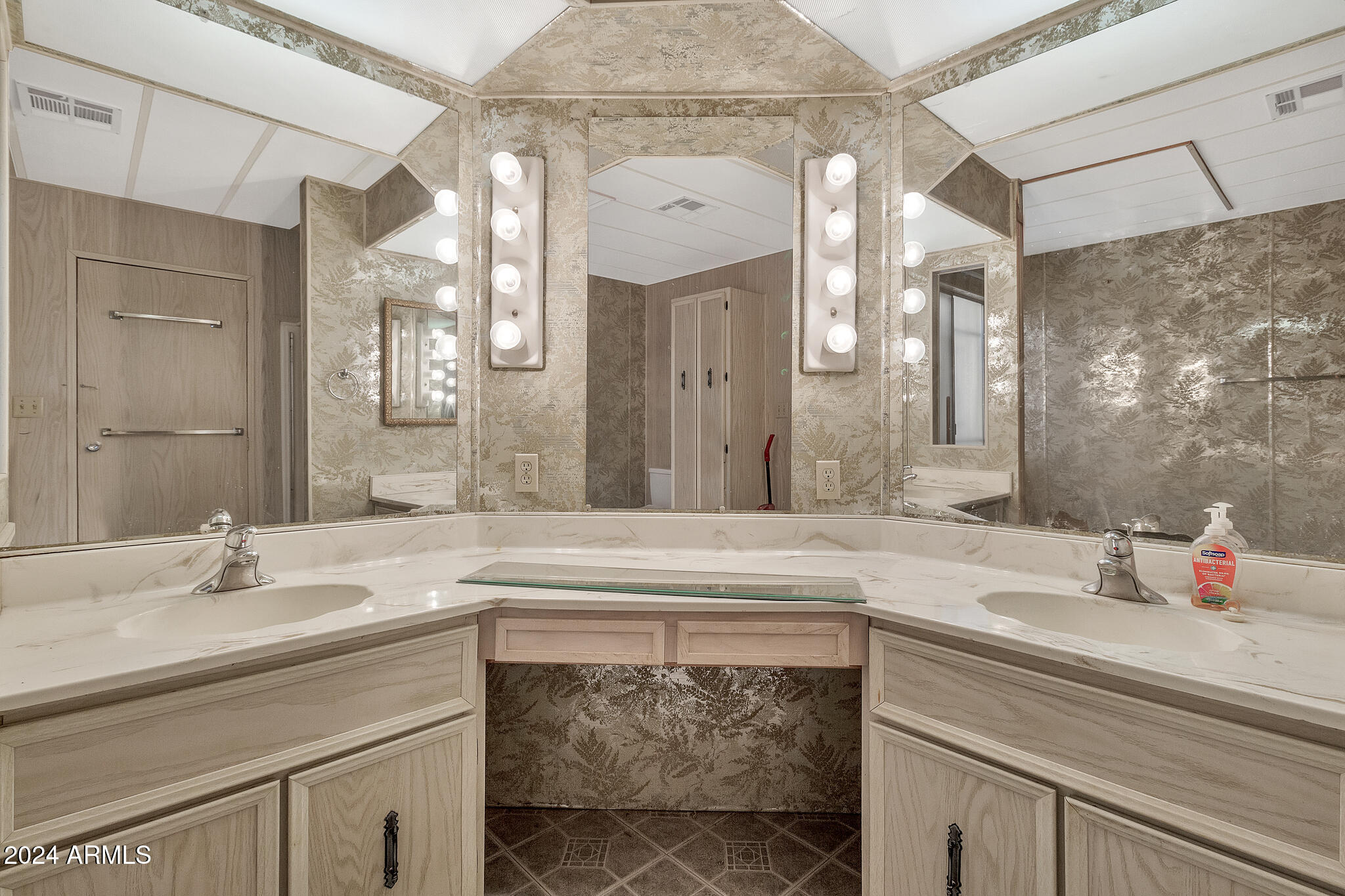 3800 N INDIANA Avenue