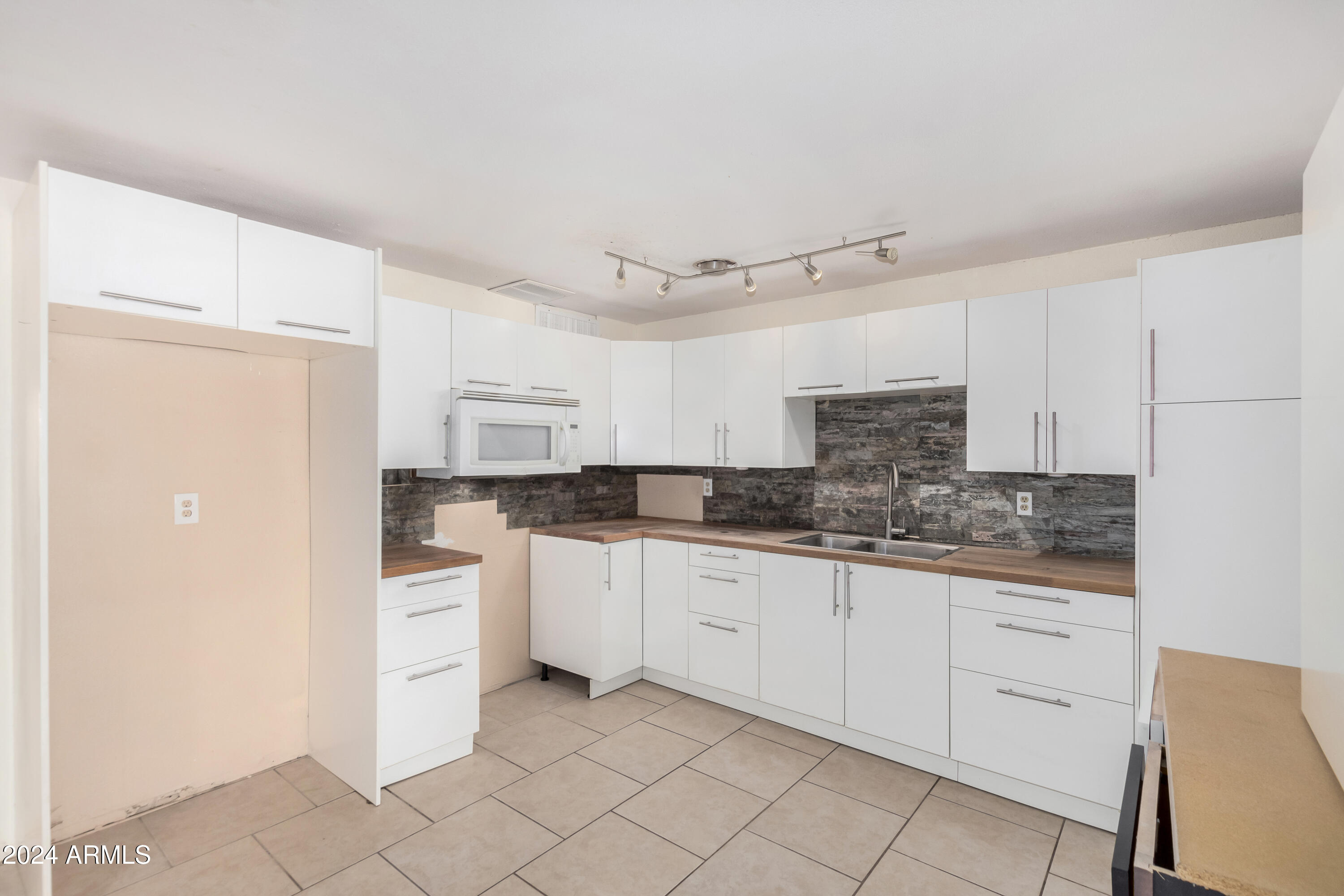 7340 W GLENROSA Avenue