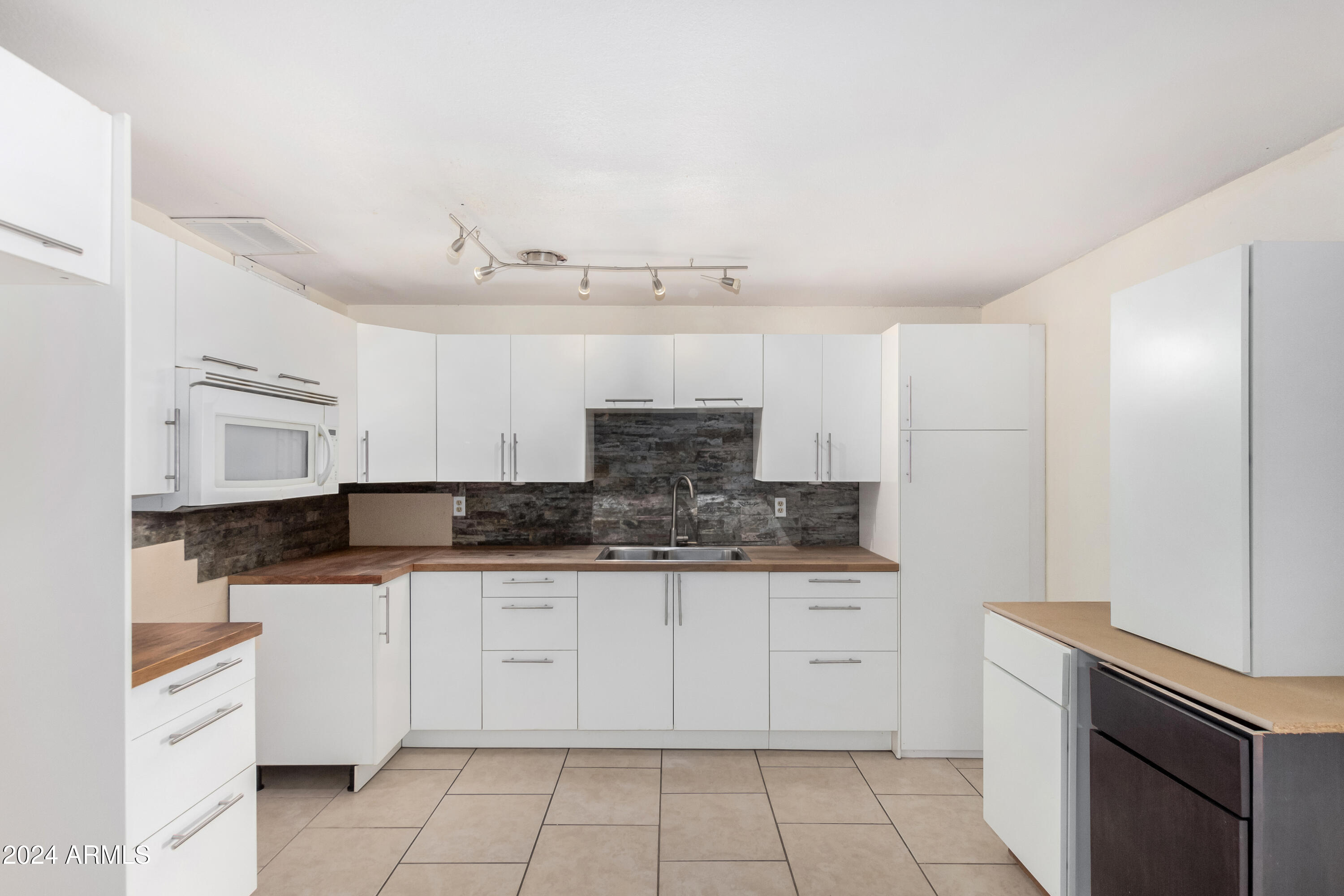 7340 W GLENROSA Avenue