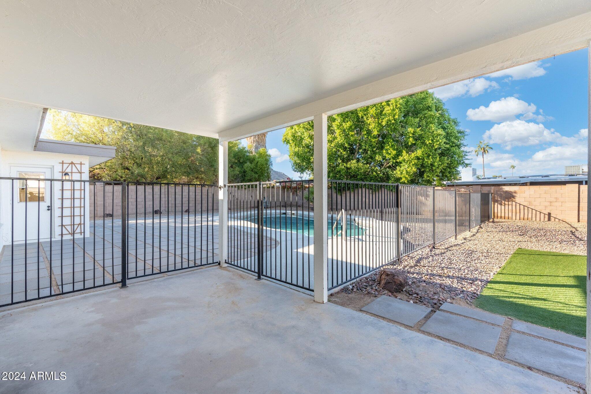 2524 E CHRISTY Drive