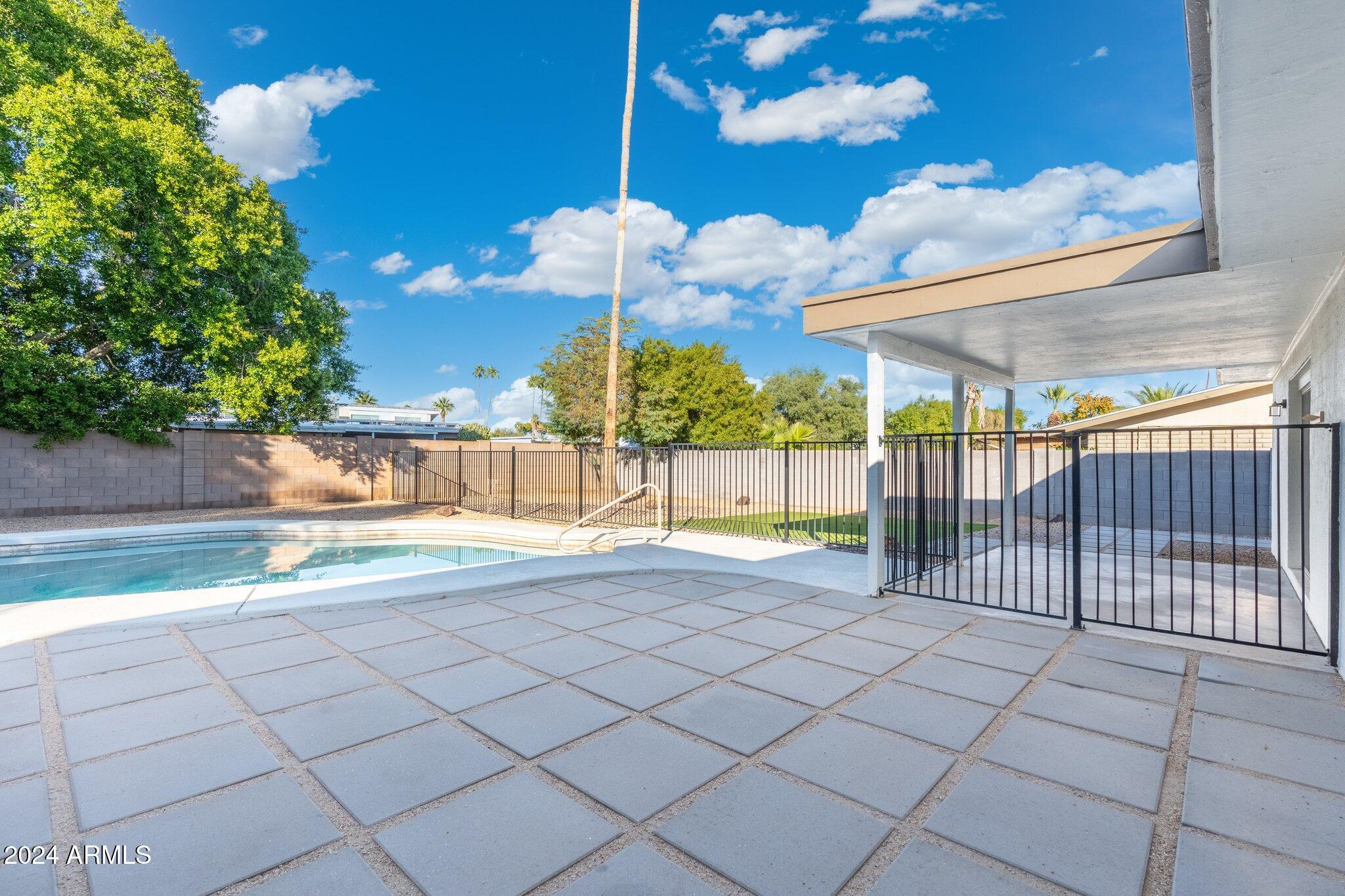 2524 E CHRISTY Drive