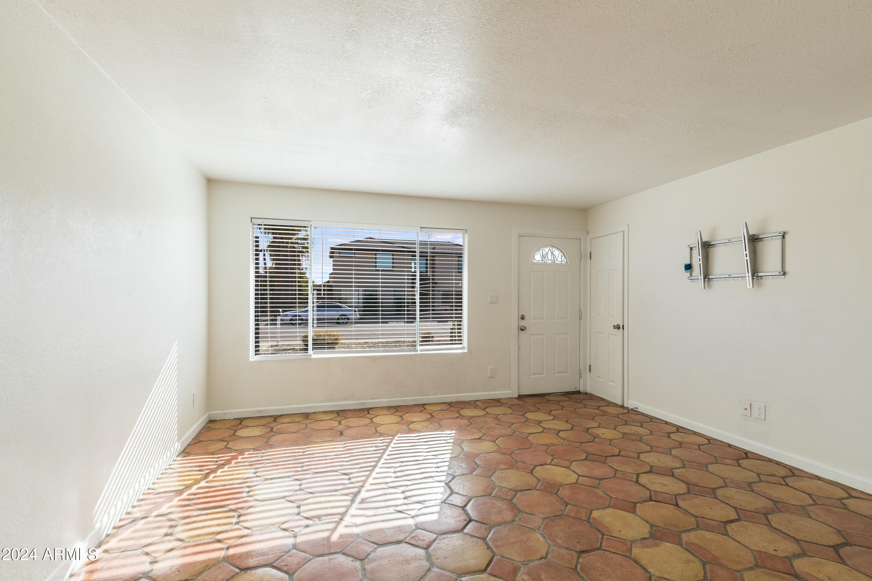 1602 W BEHREND Drive