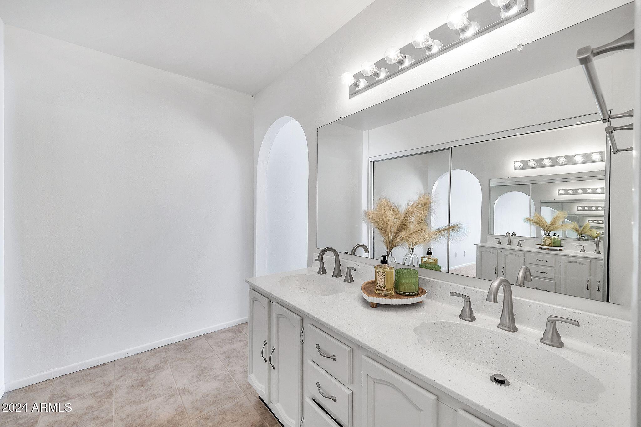 5719 W CHOLLA Street