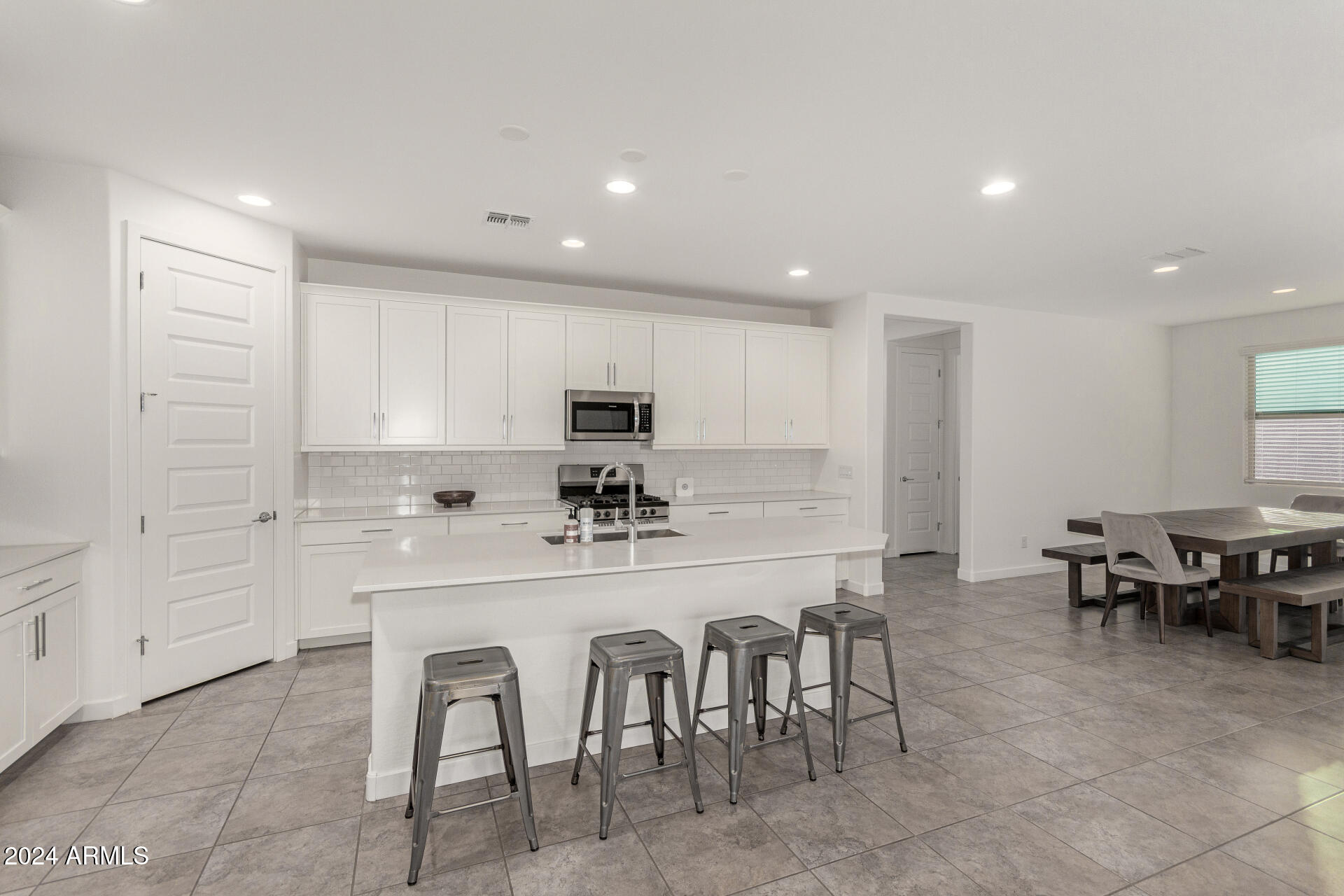 19338 W HIGHLAND Avenue