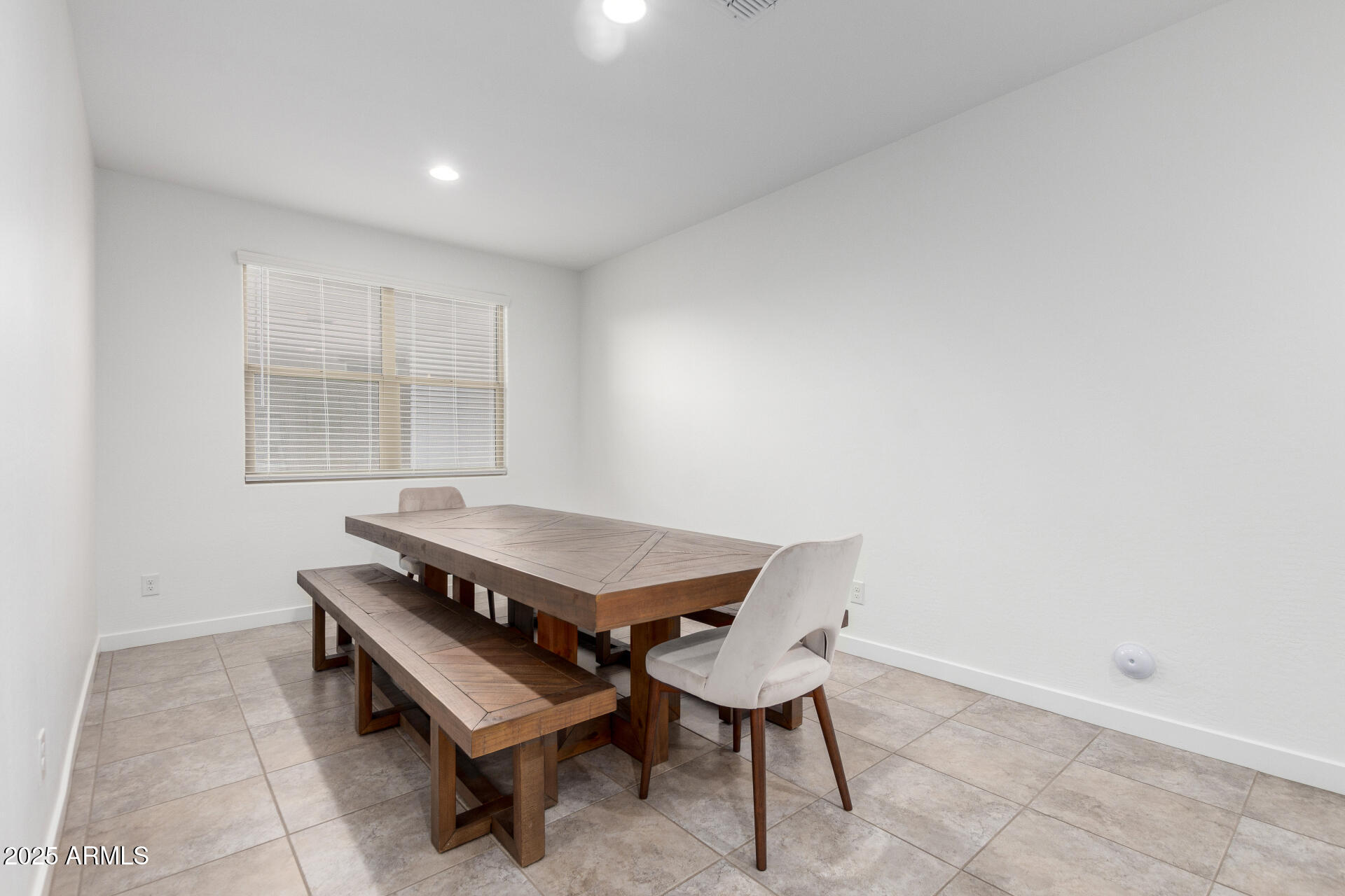 19338 W HIGHLAND Avenue