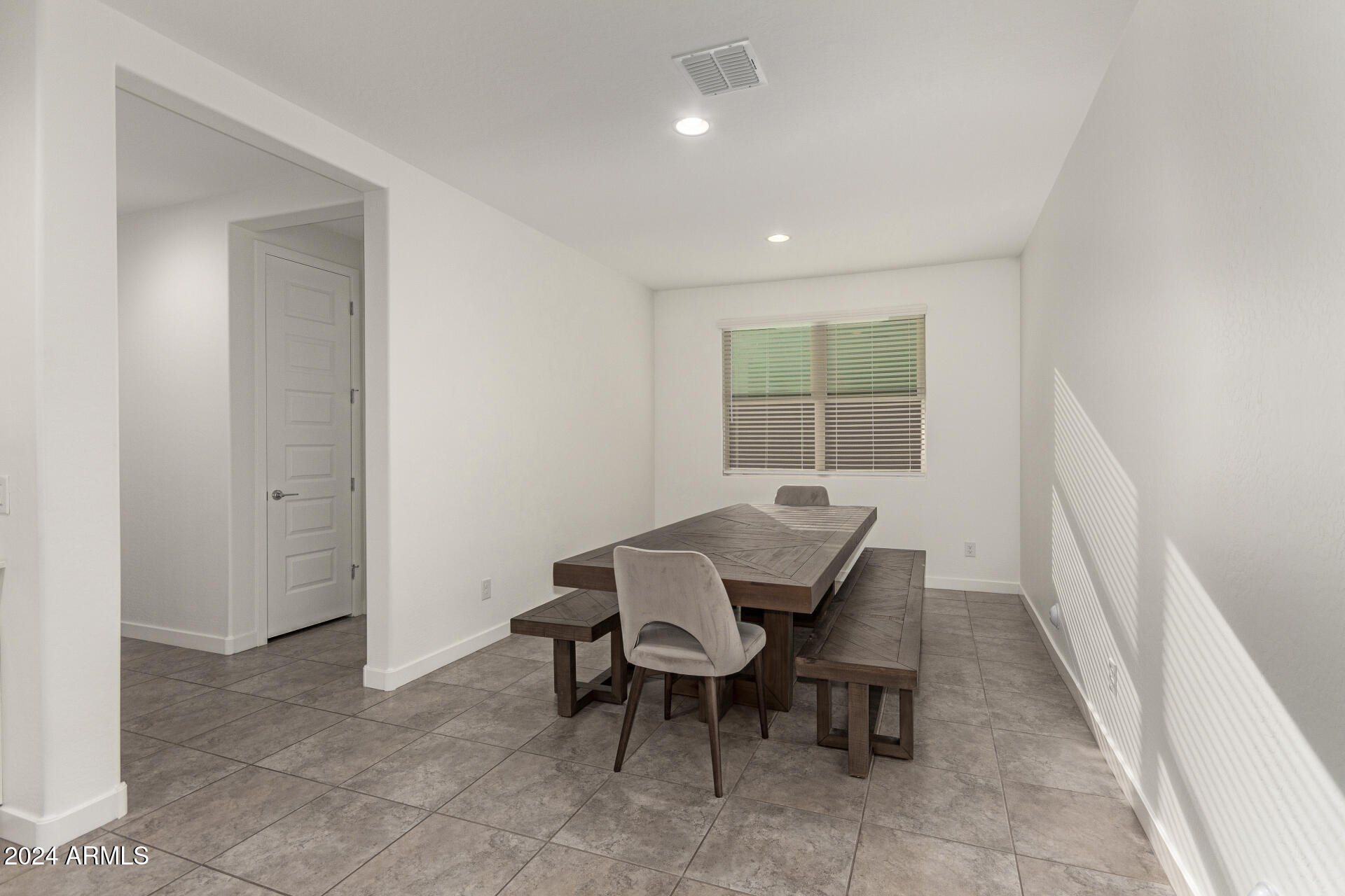19338 W HIGHLAND Avenue