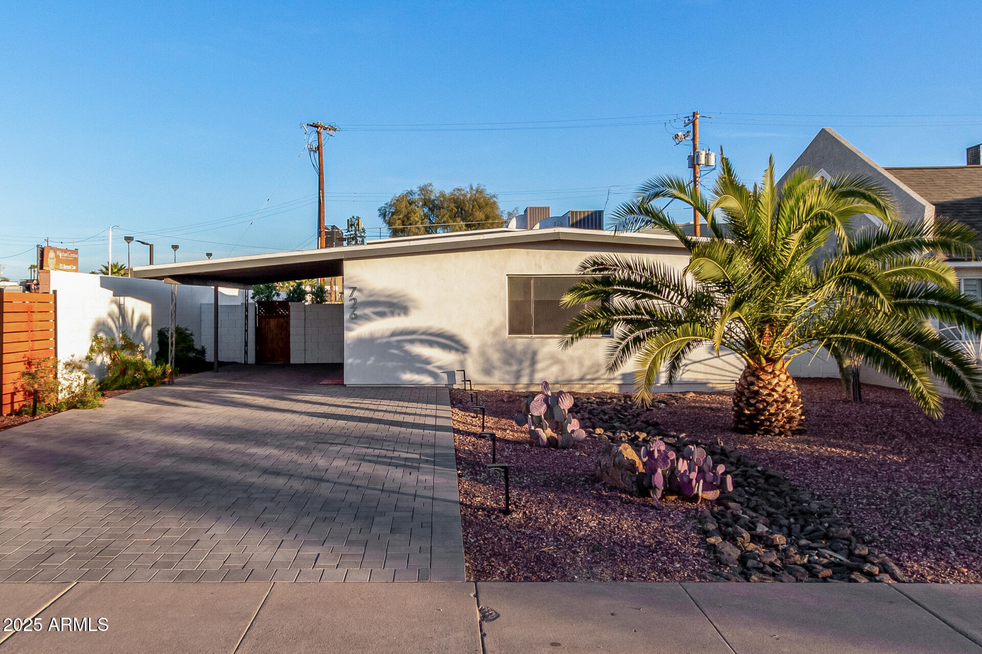 726 E AMELIA Avenue