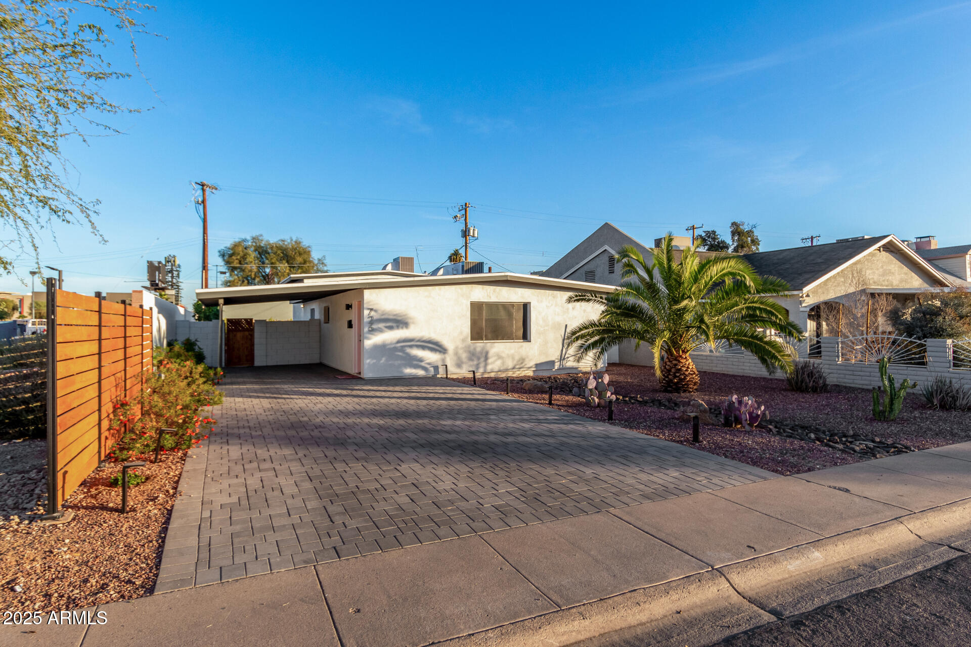 726 E AMELIA Avenue