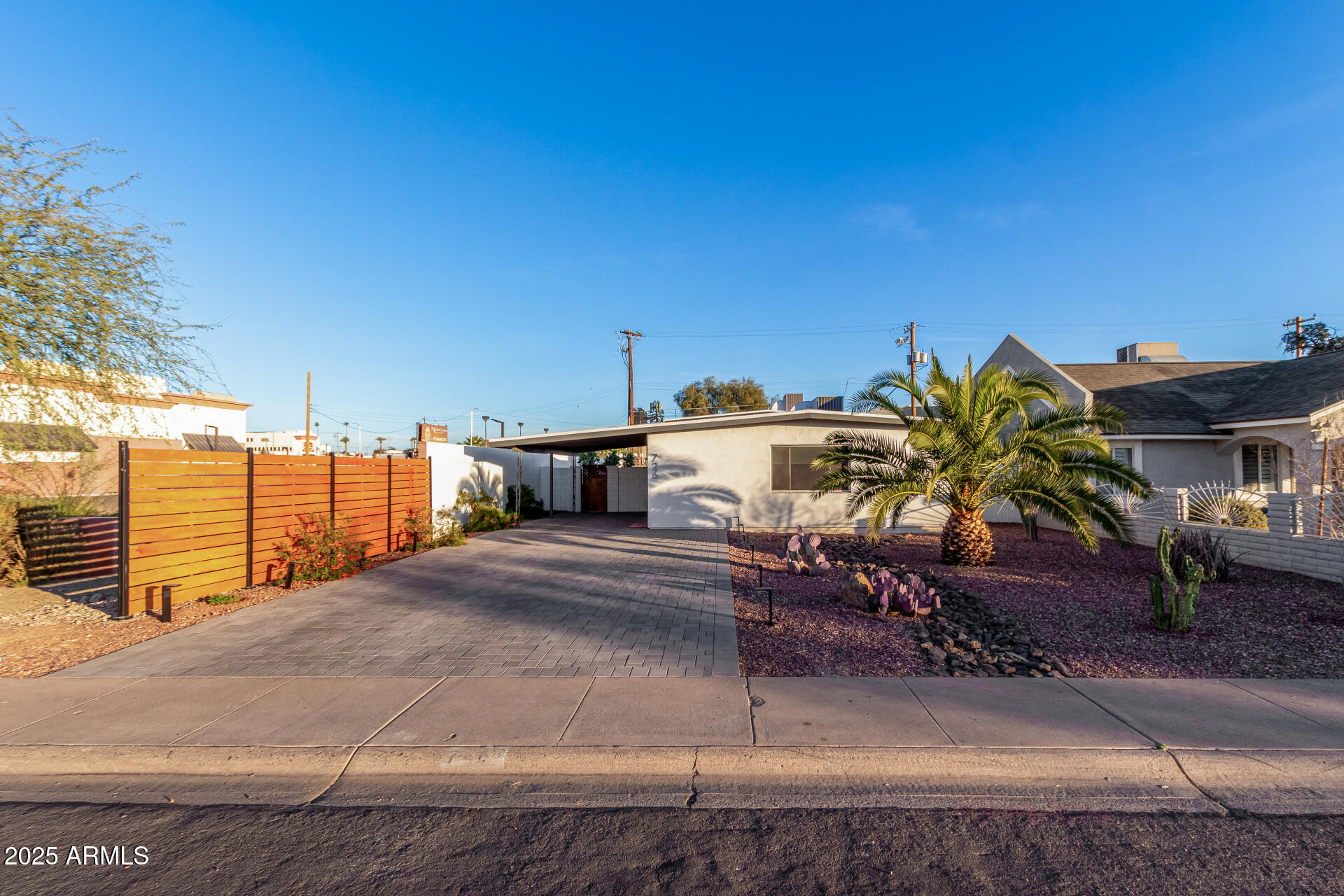 726 E AMELIA Avenue