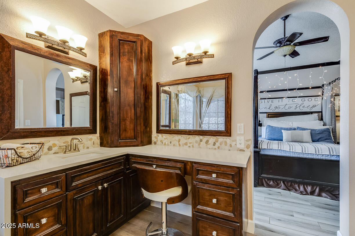 10043 E DREYFUS Avenue