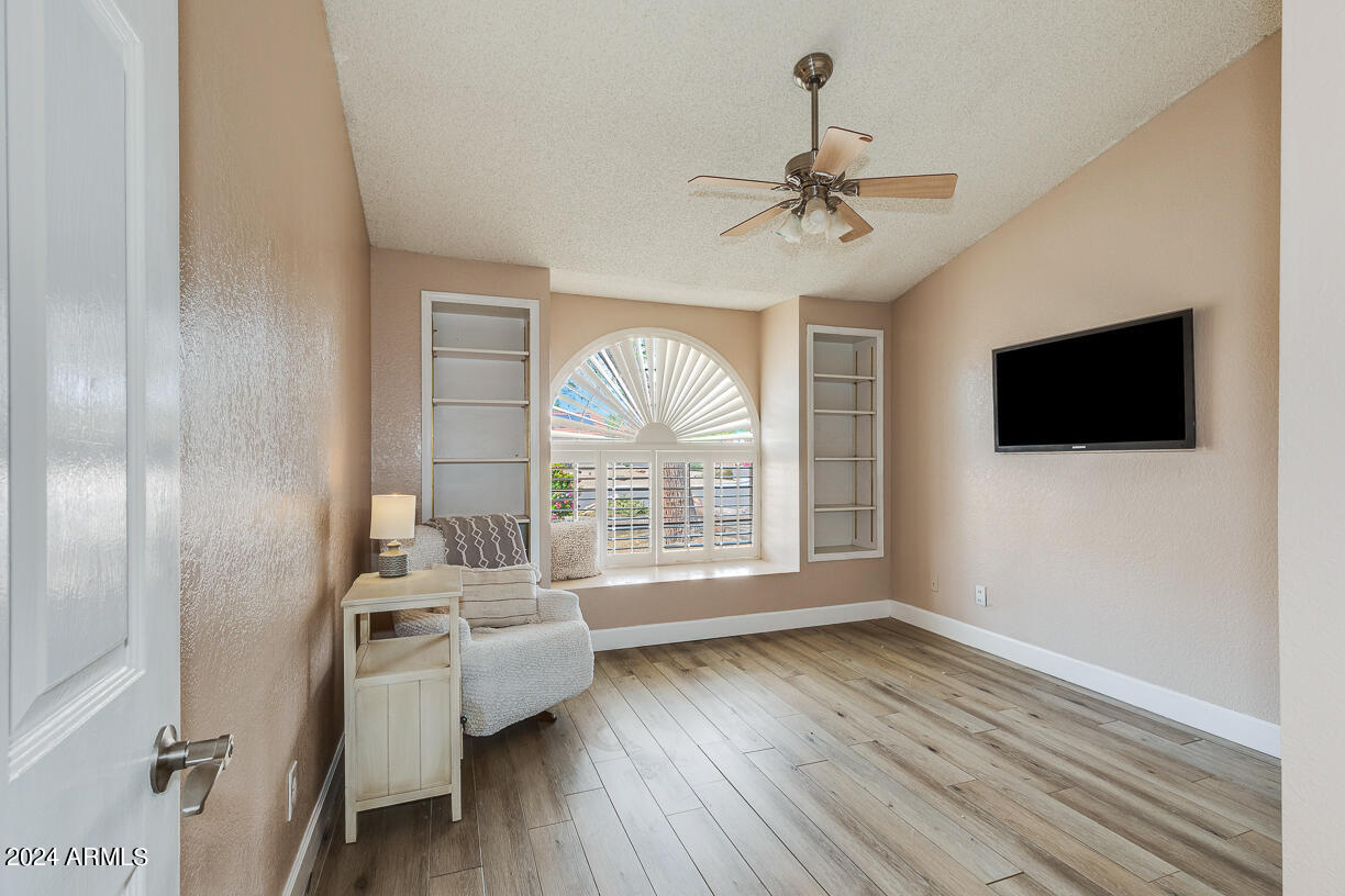 10043 E DREYFUS Avenue