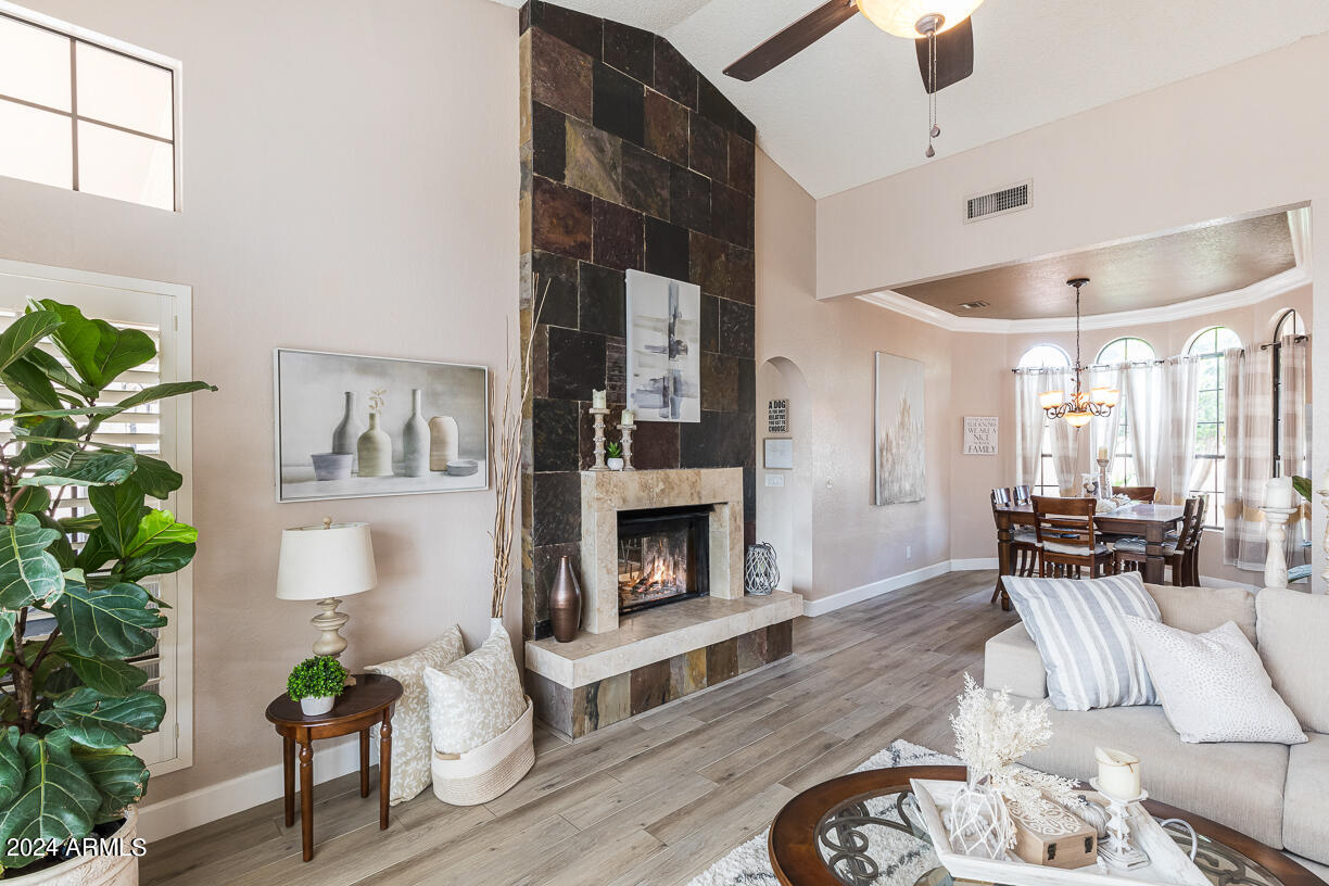 10043 E DREYFUS Avenue