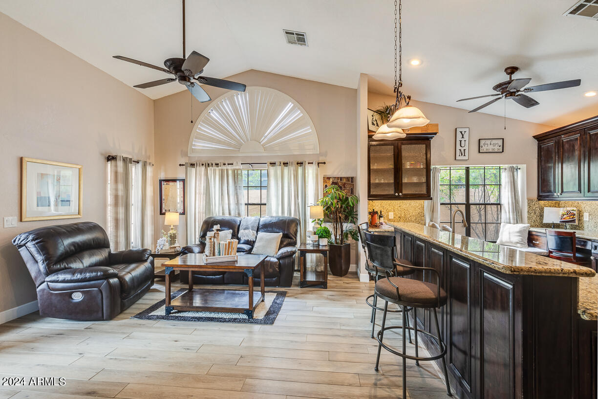 10043 E DREYFUS Avenue