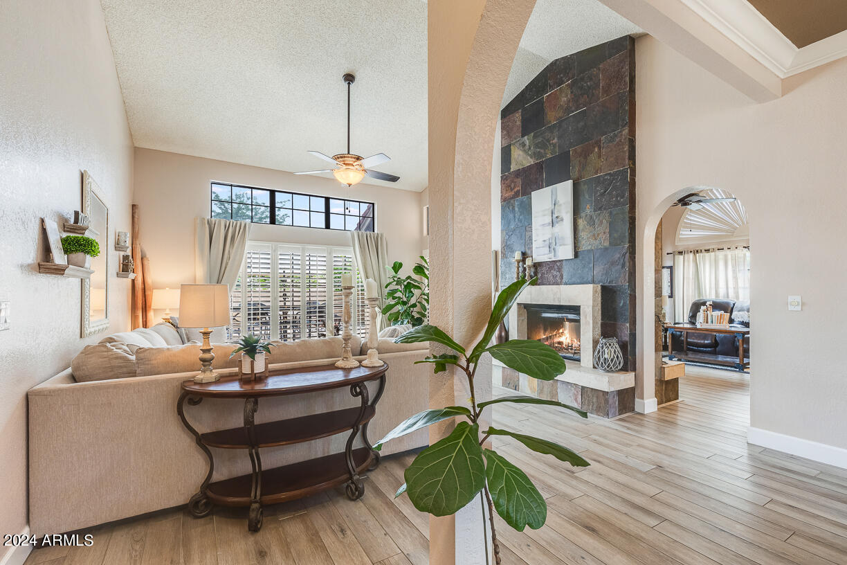 10043 E DREYFUS Avenue