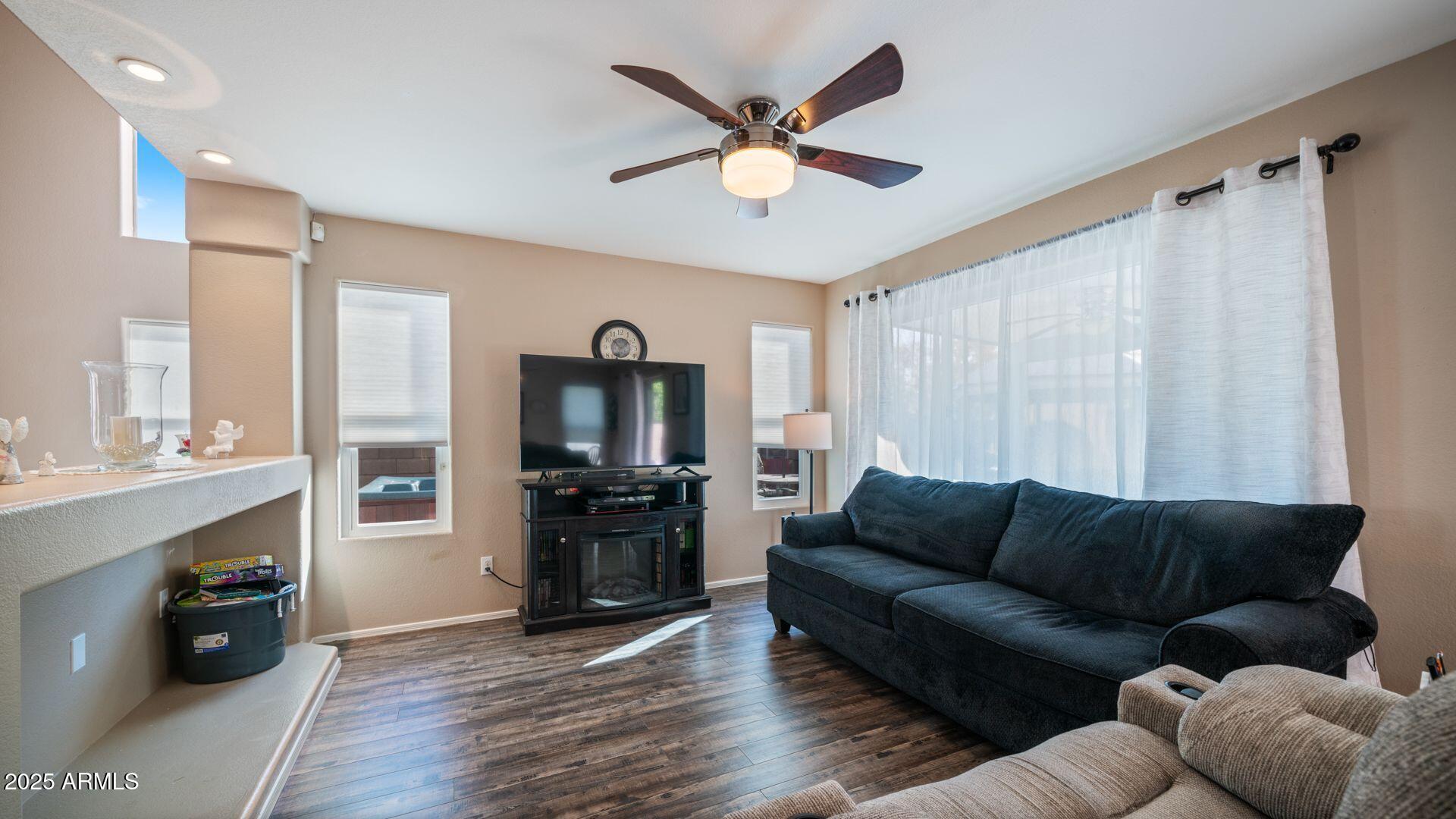 3935 E ROCKWOOD Drive