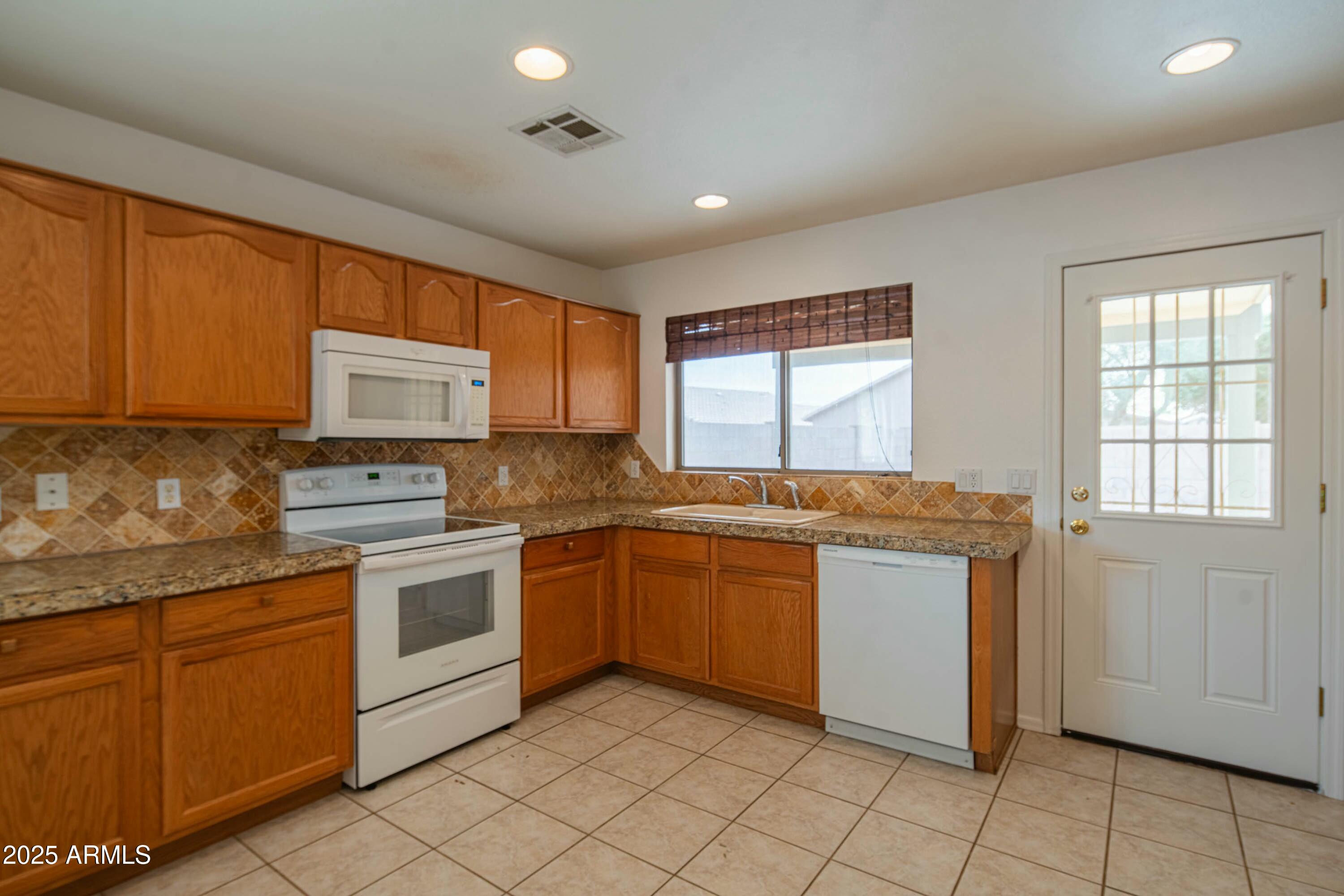 15909 W ELM Street