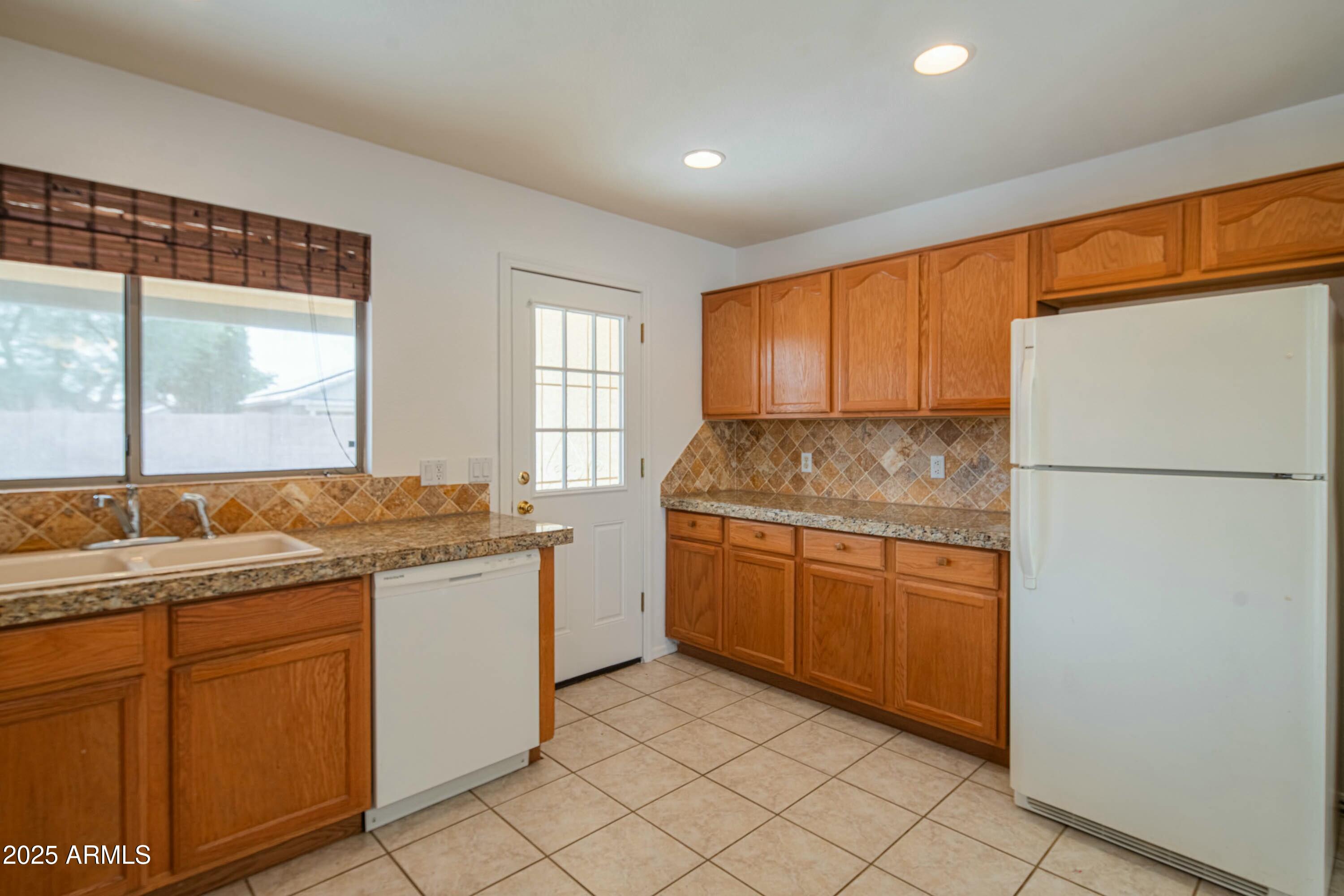 15909 W ELM Street