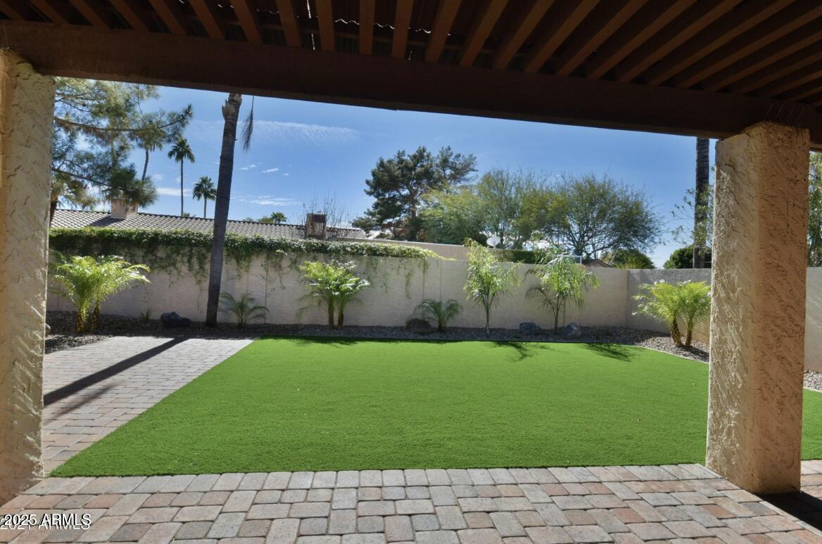 5529 E PARADISE Drive