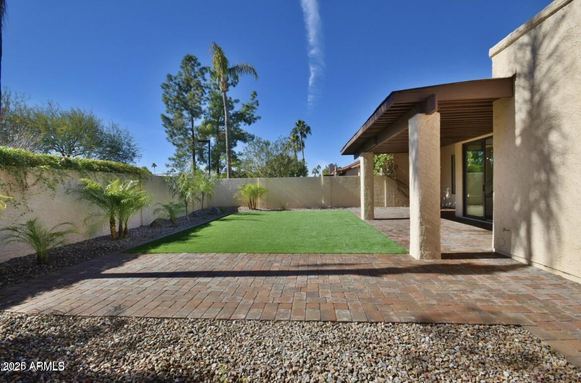 5529 E PARADISE Drive