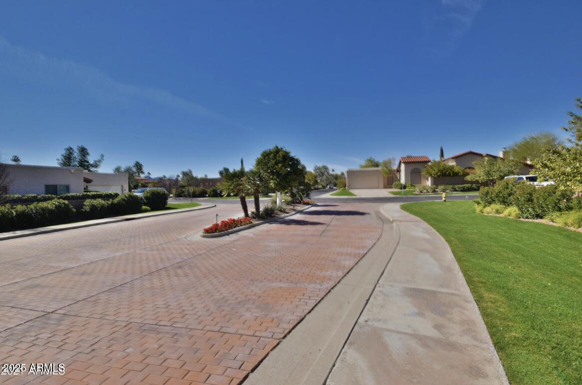 5529 E PARADISE Drive
