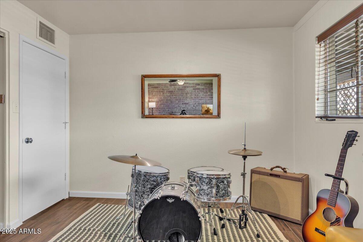 7932 E MORELAND Street