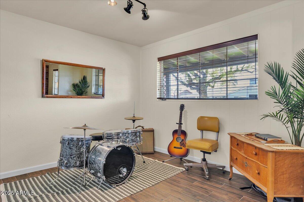 7932 E MORELAND Street