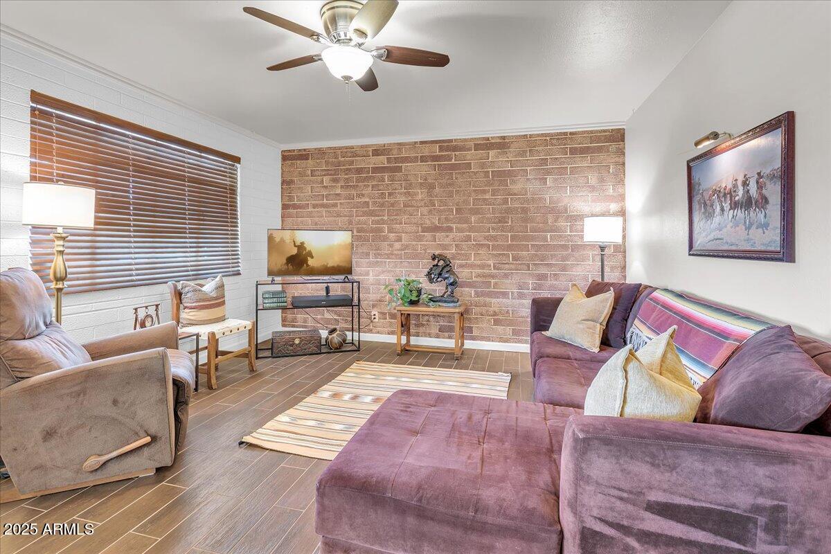 7932 E MORELAND Street