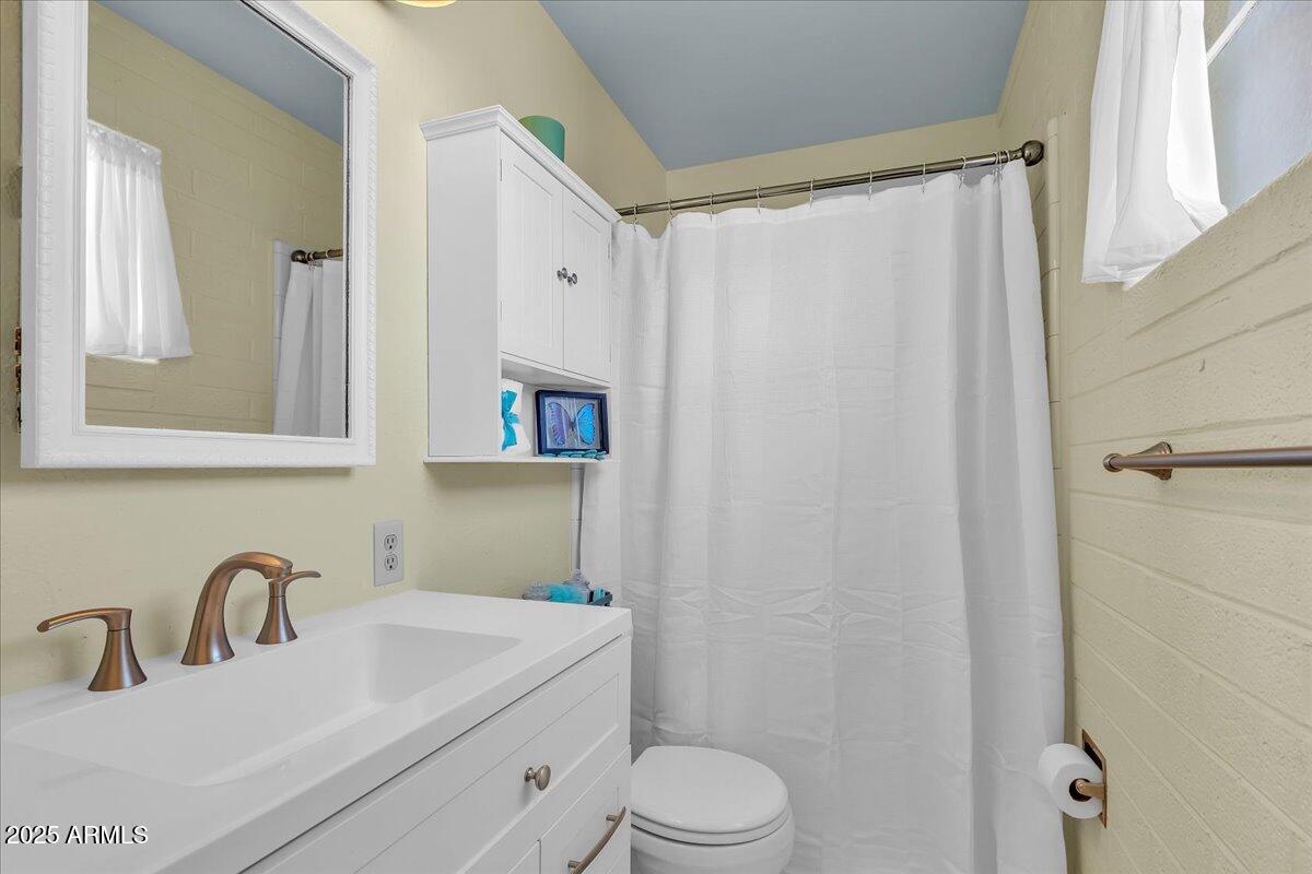 7932 E MORELAND Street