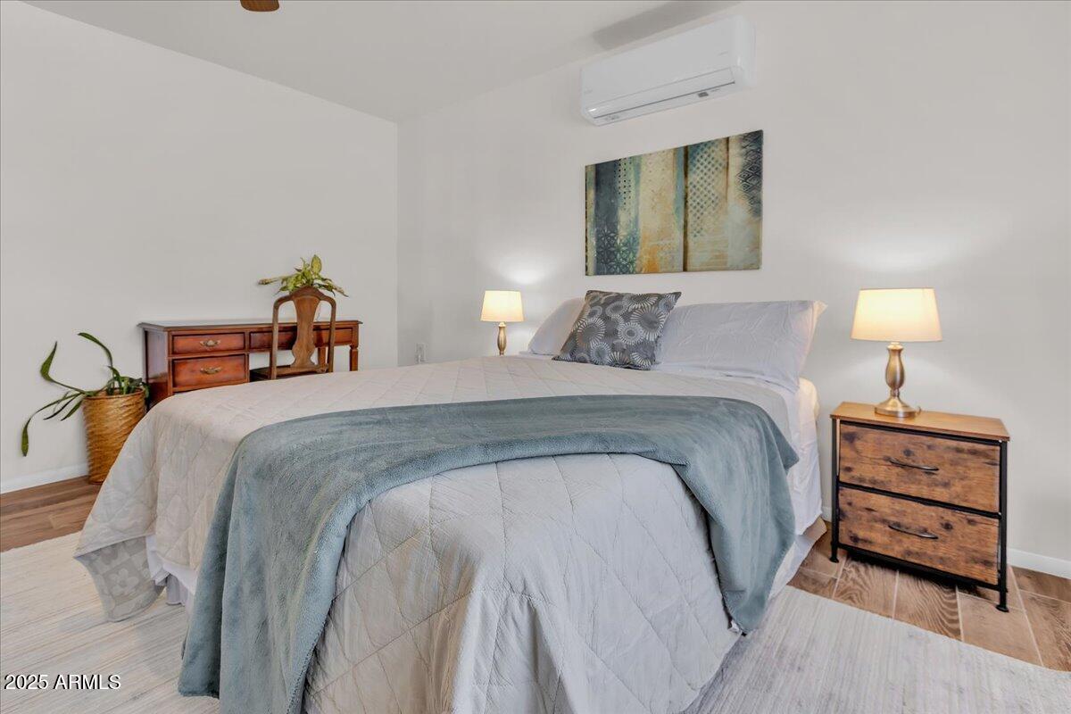 7932 E MORELAND Street