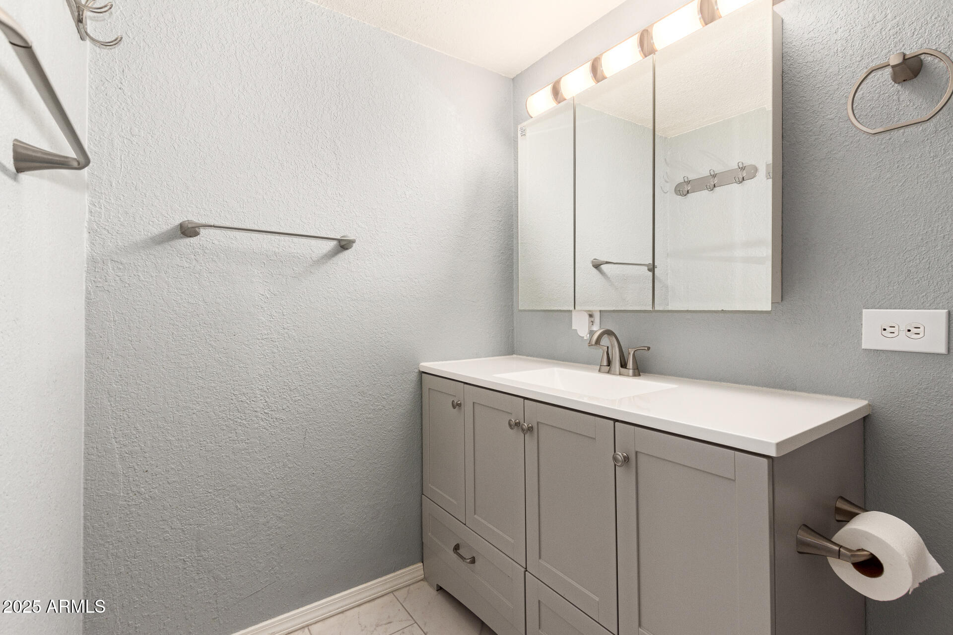 5715 W HEATHERBRAE Drive