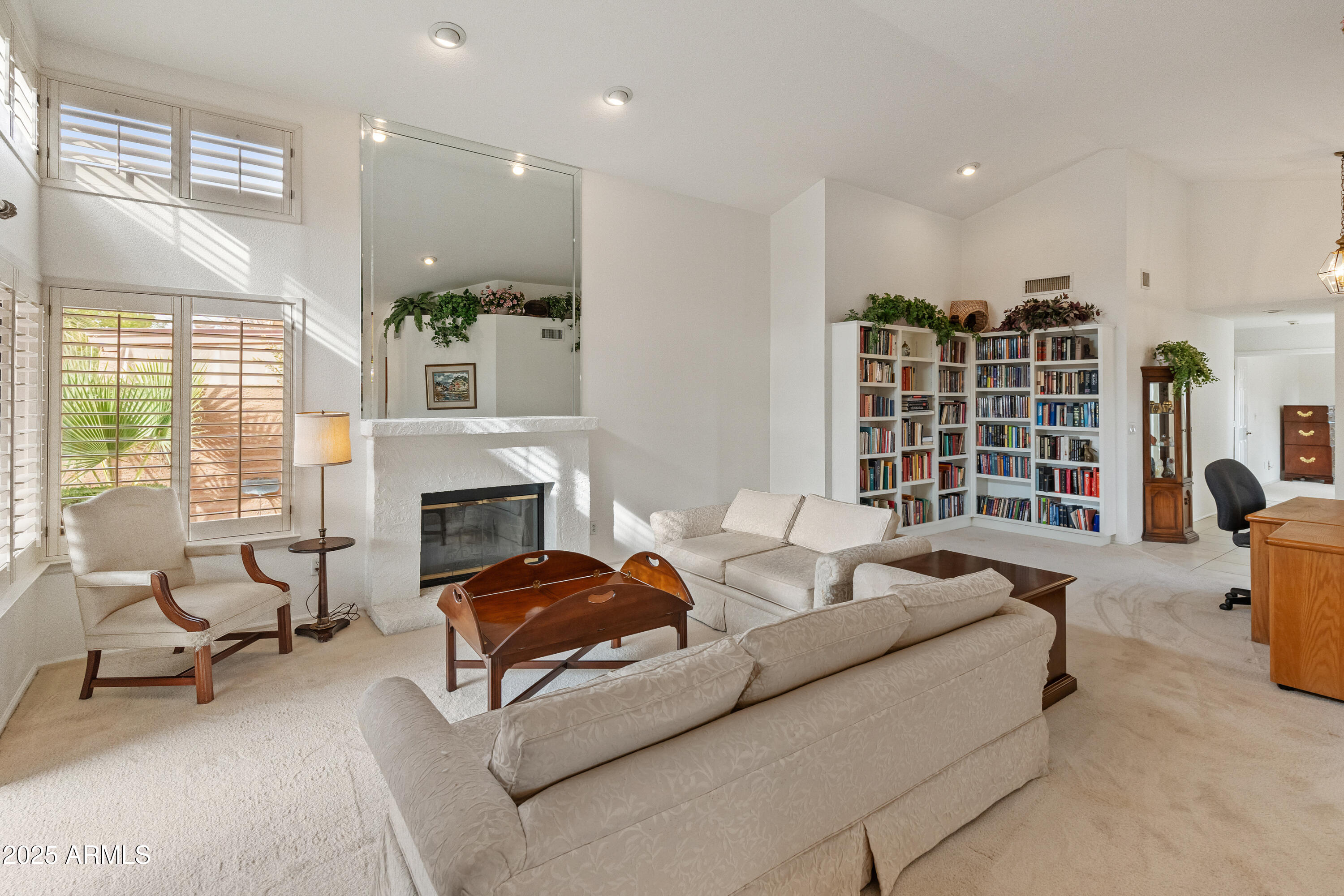 5025 E WALTANN Lane