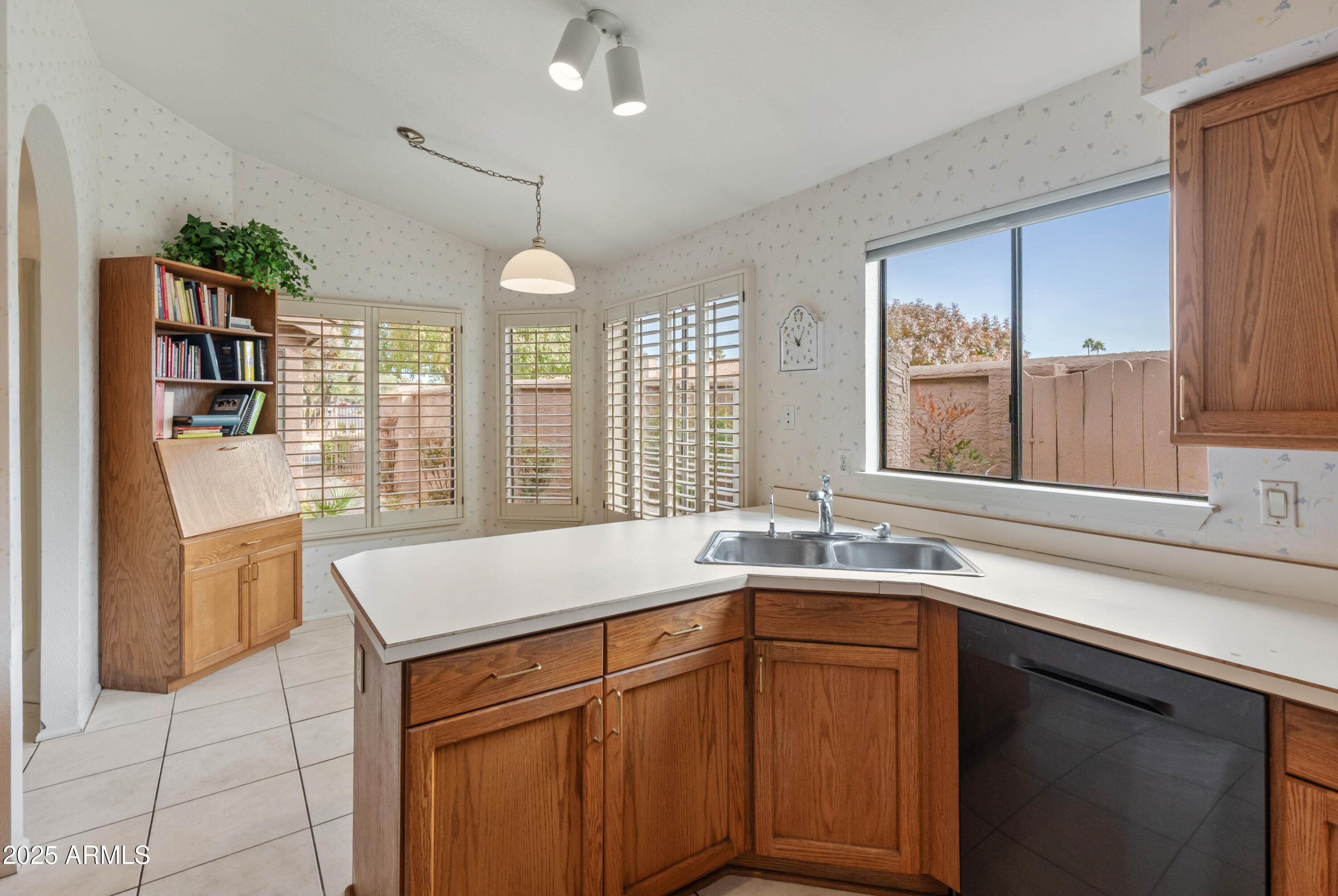 5025 E WALTANN Lane