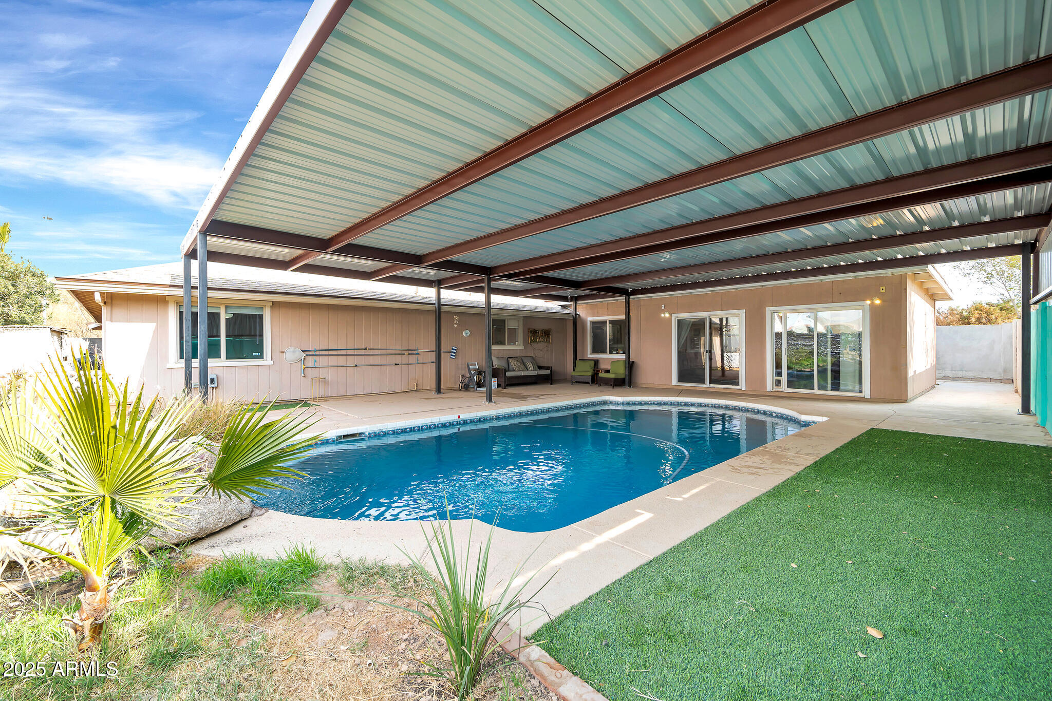 7337 W CLAREMONT Street